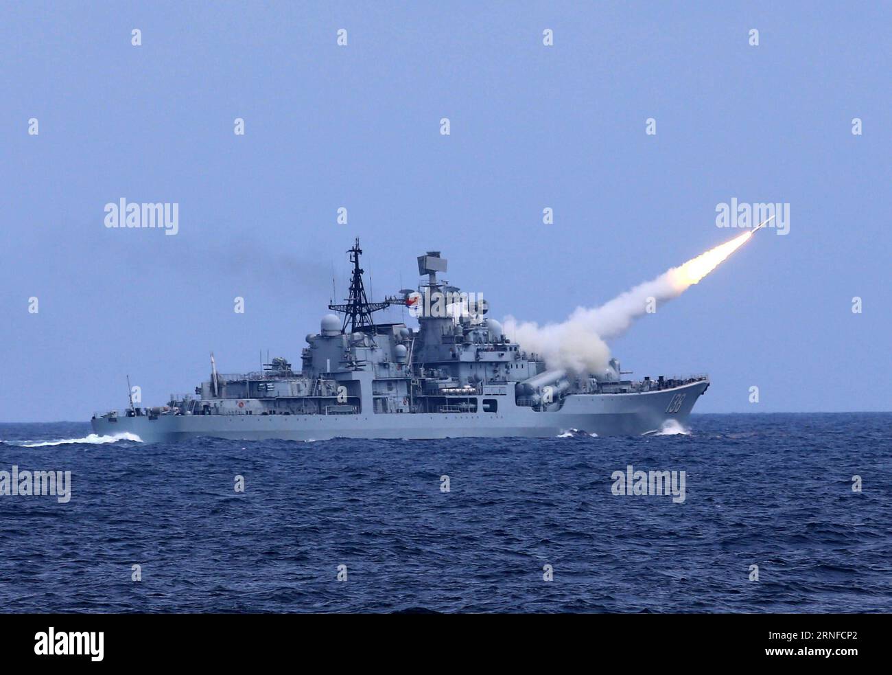 Bilder des Tages China - Marine-Übung im ostchinesischen Meer (160801) -- NINGBO, Aug. 1, 2016 -- An anti-aircraft missile is launched during a drill in the East China Sea, Aug 1, 2016. The Chinese navy started a drill, which involved firing dozens of missiles and torpedoes, in the East China Sea Monday. The drill involved naval aviation forces, including submarines, ships and coastguard troops. ) (wyl) CHINA-ZHEJIANG-EAST CHINA SEA-NAVY-DRILL (CN) DaixZongfeng PUBLICATIONxNOTxINxCHN   Images the Day China Navy Exercise in Ostchinesischen Sea 160801 Ningbo Aug 1 2016 to Anti Aircraft Missile I Stock Photo