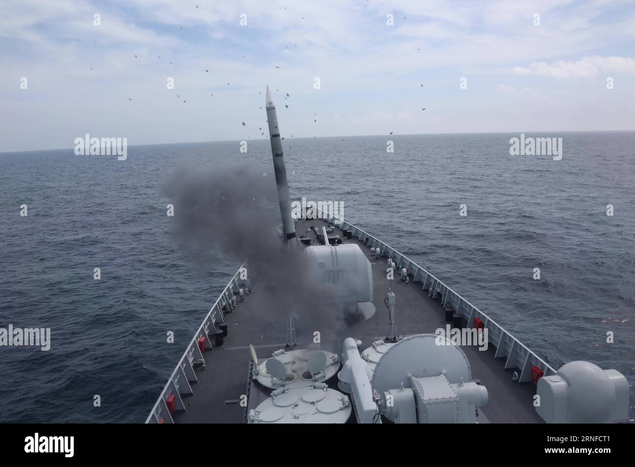 China - Marine-Übung im ostchinesischen Meer (160801) -- NINGBO, Aug. 1, 2016 -- An anti-aircraft missile is launched during a drill in the East China Sea, Aug 1, 2016. The Chinese navy started a drill, which involved firing dozens of missiles and torpedoes, in the East China Sea Monday. The drill involved naval aviation forces, including submarines, ships and coastguard troops. ) (wyl) CHINA-ZHEJIANG-EAST CHINA SEA-NAVY-DRILL (CN) WuxDengfeng PUBLICATIONxNOTxINxCHN   China Navy Exercise in Ostchinesischen Sea 160801 Ningbo Aug 1 2016 to Anti Aircraft Missile IS launched during a Drill in The Stock Photo