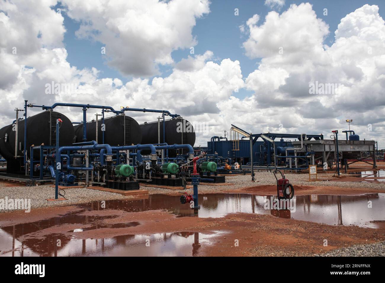 MONAGAS, Aug. 4, 2016 -- Photo taken on Aug. 4, 2016 shows the facilities of the Chinese-Venezuelan joint company SINOVENSA S.A. in the Orinoco Petroleum Belt in Monagas state, Venezuela. State-run oil companies of Venezuela and China are joining hands to boost oil output from the Orinoco oil belt in southeastern Venezuela, which boasts one of the world s largest oil reserves. ) (syq) VENEZUELA-MONAGAS-CHINA-OIL BorisxVergara PUBLICATIONxNOTxINxCHN   Monagas Aug 4 2016 Photo Taken ON Aug 4 2016 Shows The Facilities of The Chinese Venezuelan Joint Company  S a in The Orinoco Petroleum Belt in M Stock Photo