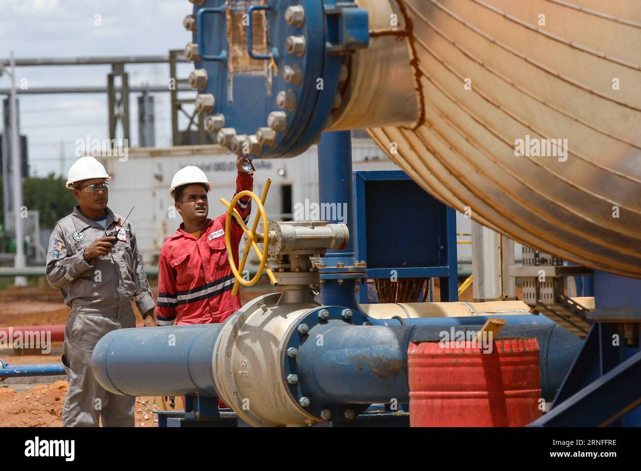 MONAGAS, Aug. 4, 2016 -- Photo taken on Aug. 4, 2016 shows workers of the state-owned Venezuelan oil company Petroleos de Venezuela (PDVSA) working at the facilities of the Chinese-Venezuelan joint company SINOVENSA S.A. in the Orinoco Petroleum Belt in Monagas state, Venezuela. State-run oil companies of Venezuela and China are joining hands to boost oil output from the Orinoco oil belt in southeastern Venezuela, which boasts one of the world s largest oil reserves. )(syq) VENEZUELA-MONAGAS-CHINA-OIL BorisxVergara PUBLICATIONxNOTxINxCHN   Monagas Aug 4 2016 Photo Taken ON Aug 4 2016 Shows Wor Stock Photo