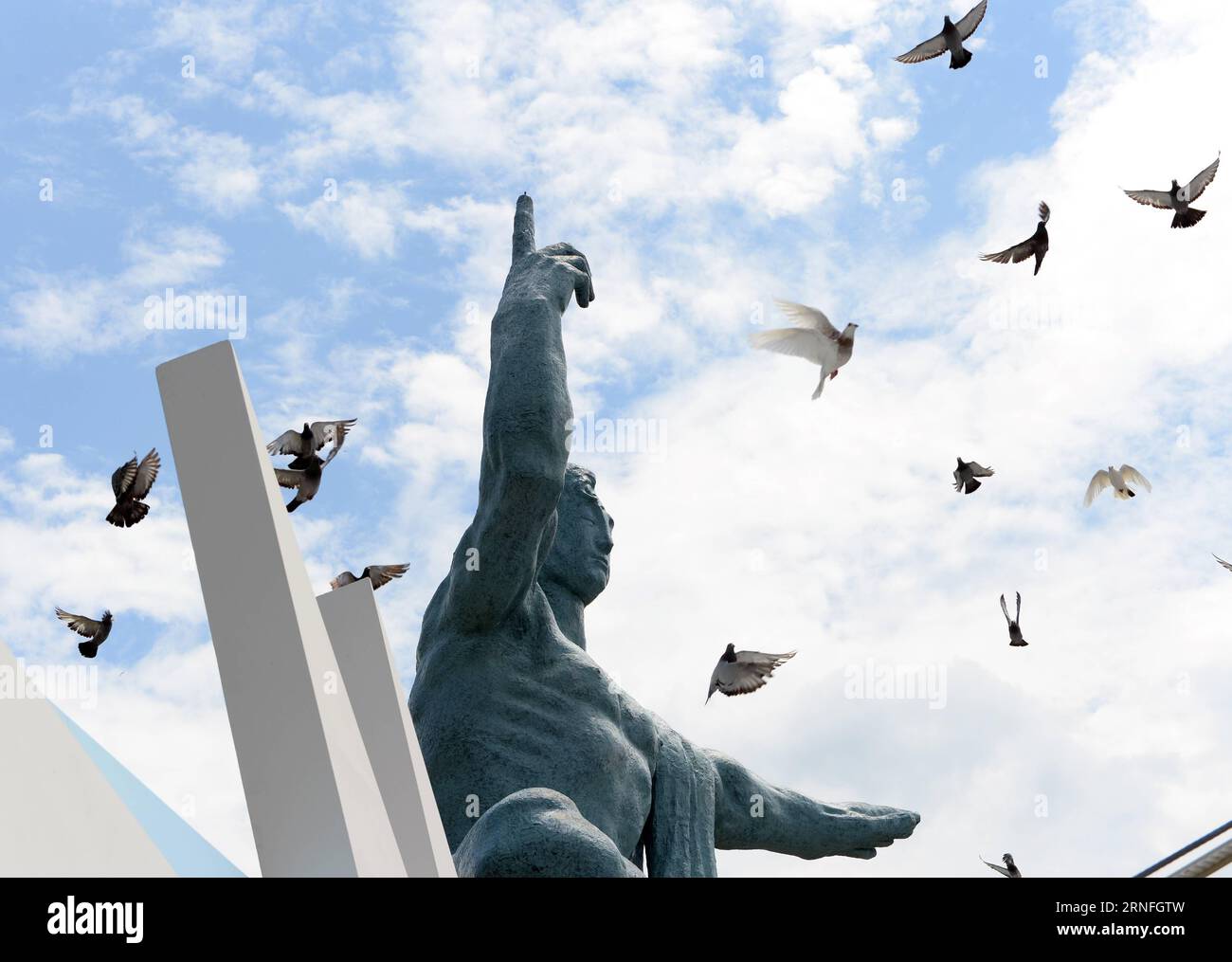 Bilder des Tages (160809) -- NAGASAKI, Aug. 9, 2016 -- Pigeons fly around the Peace Statue at the Peace Park in Nagasaki, on Aug. 9, 2016, the 71st anniversary of U.S. atomic bombing. To accelerate Japan s surrender in the World War II, the U.S. forces dropped two atomic bombs on Hiroshima and Nagasaki respectively on Aug. 6 and 9, 1945. ) (syq) JAPAN-NAGASAKI-ATOMIC BOMBING-71ST ANNIVERSARY-COMMEMORATION MaxPing PUBLICATIONxNOTxINxCHN   Images the Day 160809 Nagasaki Aug 9 2016 pigeons Fly Around The Peace Statue AT The Peace Park in Nagasaki ON Aug 9 2016 The 71st Anniversary of U S Atomic B Stock Photo