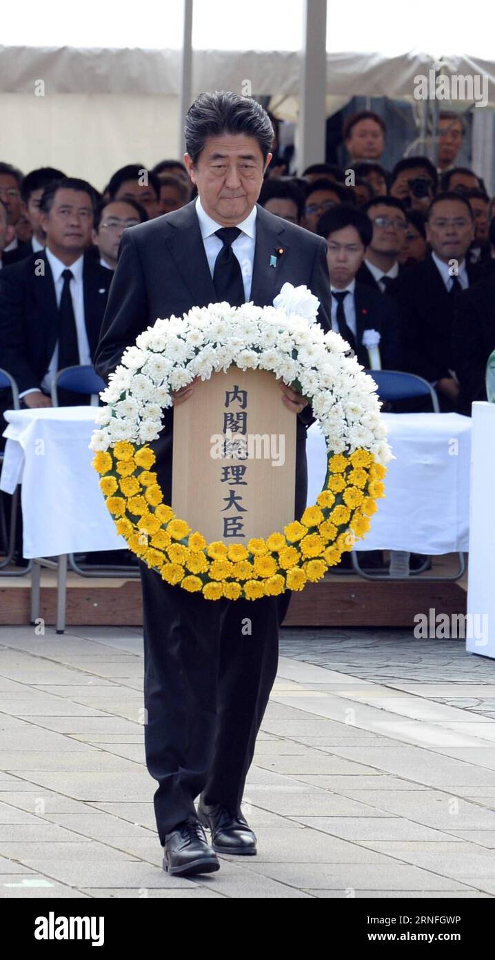 71. Jahrestag des Atombombenabwurfs auf Nagasaki (160809) -- NAGASAKI, Aug. 9, 2016 -- Japanese Prime Minister Shinzo Abe presents a wreath to atomic bombing victims during a ceremony commemorating the 71st anniversary of U.S. atomic bombing at the Peace Park in Nagasaki, on Aug. 9, 2016. To accelerate Japan s surrender in the World War II, the U.S. forces dropped two atomic bombs on Hiroshima and Nagasaki respectively on Aug. 6 and 9, 1945. ) (syq) JAPAN-NAGASAKI-ATOMIC BOMBING-71ST ANNIVERSARY-COMMEMORATION MaxPing PUBLICATIONxNOTxINxCHN   71 Anniversary the Atombombenabwurfs on Nagasaki 160 Stock Photo