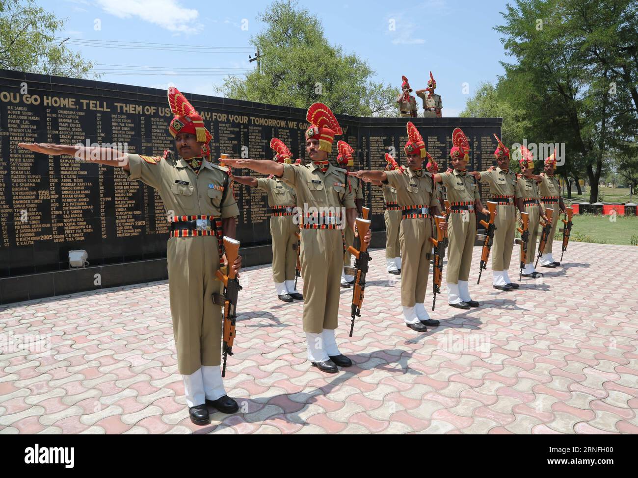 Indien - Beerdigung von Soldaten (160809) -- SRINAGAR, Aug. 9, 2016 -- India s Border Security Force troopers pay homage to slain troopers during wreath laying ceremony in Srinagar, summer capital of Indian-controlled Kashmir, on Aug. 9, 2016. Three Indian troops including a junior level officer and a militant were killed Monday in a fierce gunfight near the Line of Control (LoC), dividing Kashmir. ) (cyc) INDIAN-CONTROLLED KASHMIR-SRINAGAR-THREE BORDER GUARDS KILLED JavedxDar PUBLICATIONxNOTxINxCHN   India Funeral from Soldiers 160809 Srinagar Aug 9 2016 India S Border Security Force Troopers Stock Photo
