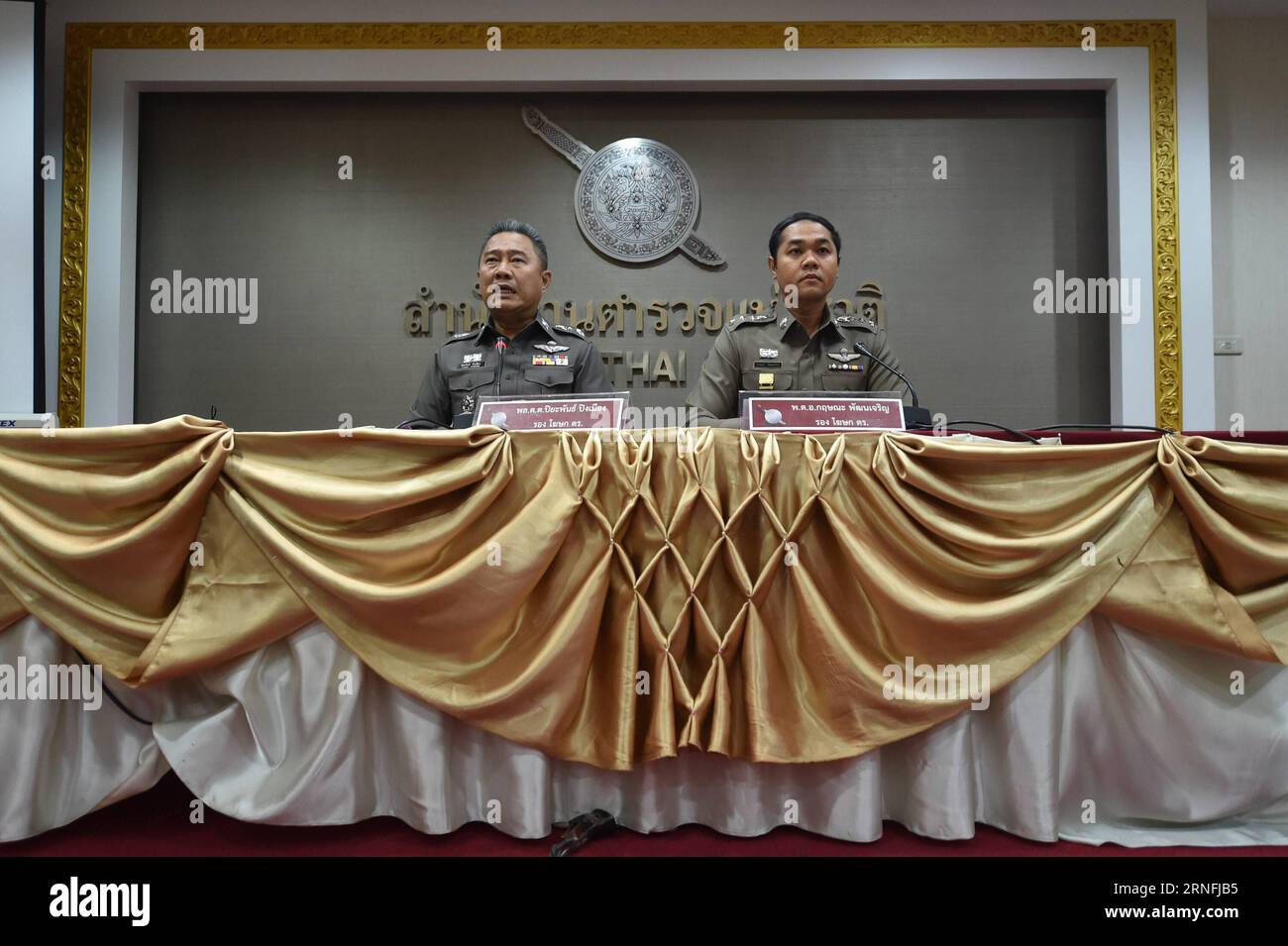 Anschlagsserie in Thailand: PK der Polizei (160812) -- BANGKOK, Aug. 12, 2016 -- Thai police deputy spokesmen Piyapan Pingmuang (L) and Krisana Patanacharoen attend a press conference in Bangkok, Thailand, on Aug. 12, 2016. A series of bomb blasts rocked Thailand s southern provinces, many famous among tourists, on Friday, Thai Queen Sirikit s 84th birthday or the Mother s Day, after two bombs exploded in Hua Hin late Thursday. ) (zy) THAILAND-BANGKOK-BOMB EXPLOSIONS-PRESS CONFERENCE LixMangmang PUBLICATIONxNOTxINxCHN   Series of attacks in Thai country press conference the Police 160812 Bangk Stock Photo