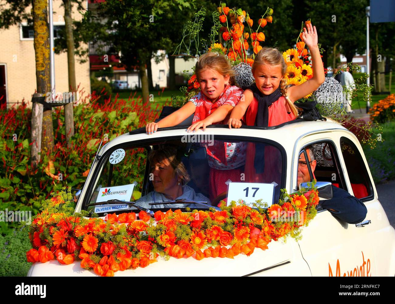 Blumenparade in Noordwijk (160814) -- THE HAGUE, Aug. 13, 2016 -- A float is seen during the Flower Parade in Noordwijk, the Netherlands, on Aug. 13, 2016. The annual Flower Parade since 1946 was held in Rijnsburg, Katwijk and Noordwijk of the Nehterlands on Saturday. ) (syq) NETHERLANDS-NOORDWIJK-FLOWER PARADE GongxBing PUBLICATIONxNOTxINxCHN   Flowers Parade in Noordwijk 160814 The Hague Aug 13 2016 a Float IS Lakes during The Flower Parade in Noordwijk The Netherlands ON Aug 13 2016 The Annual Flower Parade Since 1946 what Hero in Rijnsburg Katwijk and Noordwijk of The Nehterlands ON Saturd Stock Photo
