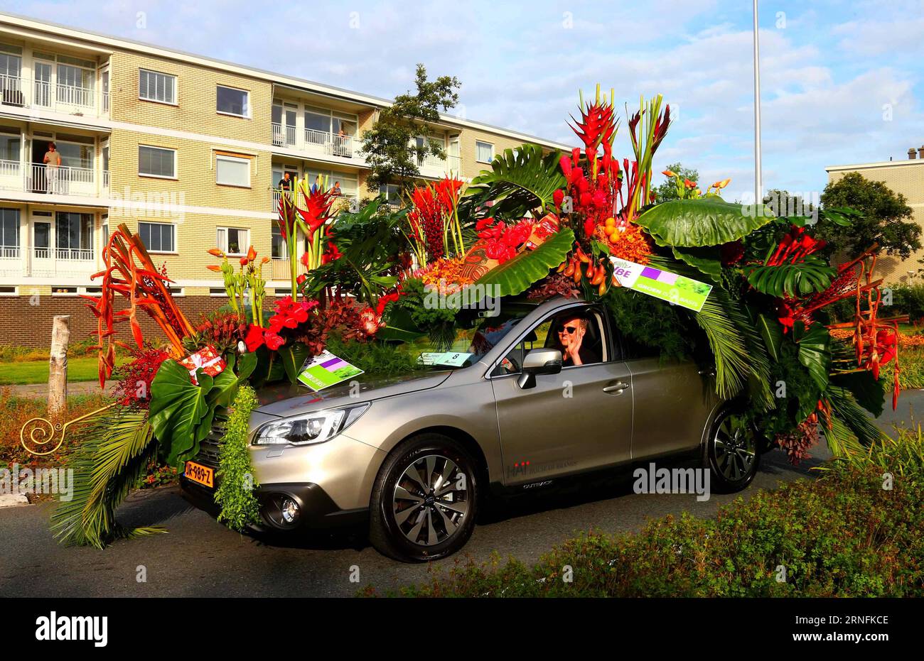 Blumenparade in Noordwijk (160814) -- THE HAGUE, Aug. 13, 2016 -- A float is seen during the Flower Parade in Noordwijk, the Netherlands, on Aug. 13, 2016. The annual Flower Parade since 1946 was held in Rijnsburg, Katwijk and Noordwijk of the Nehterlands on Saturday. ) (syq) NETHERLANDS-NOORDWIJK-FLOWER PARADE GongxBing PUBLICATIONxNOTxINxCHN   Flowers Parade in Noordwijk 160814 The Hague Aug 13 2016 a Float IS Lakes during The Flower Parade in Noordwijk The Netherlands ON Aug 13 2016 The Annual Flower Parade Since 1946 what Hero in Rijnsburg Katwijk and Noordwijk of The Nehterlands ON Saturd Stock Photo