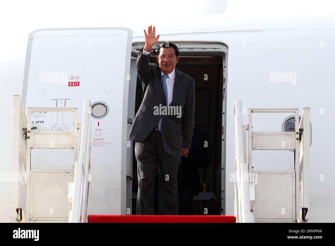 Kambodscha - Premier Samdech Techo Hun Sen macht sich auf den Weg nach Osttimor (160819) -- PHNOM PENH, Aug. 19, 2016 -- Cambodian Prime Minister Samdech Techo Hun Sen gestures from a plane in Phnom Penh, Cambodia, Aug. 19, 2016. Samdech Techo Hun Sen left here on Friday morning for a two-day visit to Timor-Leste, where he will witness the signing ceremony of three documents between the two countries, a senior official said. )(zy) CAMBODIA-PHNOM PENH-PM-TIMOR-LESTE-VISIT Sovannara PUBLICATIONxNOTxINxCHN   Cambodia Premier Samdech Techo HUN Sen makes to on the Way after East Timor 160819 Phnom Stock Photo