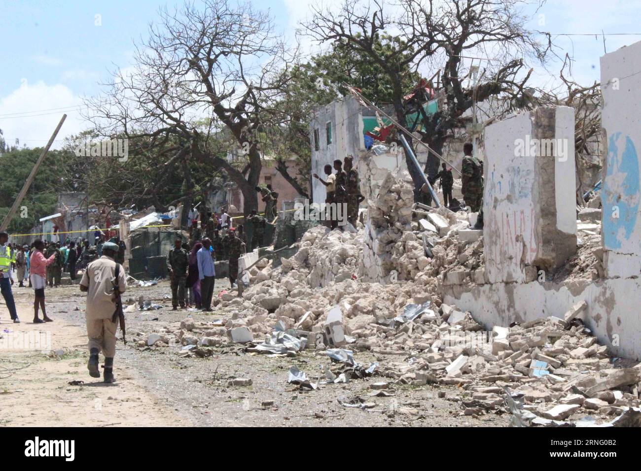 Bombenanschlag in Mogadischu (160830) -- MOGADISHU, Aug. 30, 2016 -- Photo taken on Aug. 30, 2016 shows a scene of the explosion site in Mogadishu, capital of Somalia. At least seven people were killed and several others injured in a bomb explosion that hit a popular hotel in Mogadishu on Tuesday, police have confirmed. ) (syq) SOMALIA-MOGADISHU-EXPLOSION FaisalxIsse PUBLICATIONxNOTxINxCHN   Bombing in Mogadishu 160830 Mogadishu Aug 30 2016 Photo Taken ON Aug 30 2016 Shows a Scene of The Explosion Site in Mogadishu Capital of Somalia AT least Seven Celebrities Were KILLED and several Others In Stock Photo