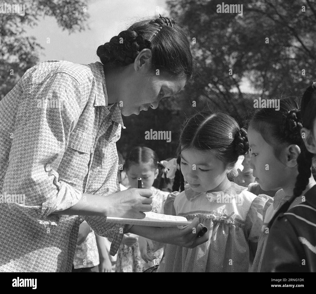 (160901) -- BEIJING, Sept. 1, 2016 -- File photo taken on Sept. 1, 1956 shows teacher Han Zemin (L) writing down names of new pupils at No. 1 Primary School of the then Dongsi District of Beijing, capital of China. ) (ry) CHINA-SCHOOL OPENING DAY-MEMORIES (CN) ShixPanqi PUBLICATIONxNOTxINxCHN   160901 Beijing Sept 1 2016 File Photo Taken ON Sept 1 1956 Shows Teacher Han Zemin l Writing Down Names of New Pupils AT No 1 Primary School of The Then Dongsi District of Beijing Capital of China Ry China School Opening Day Memories CN  PUBLICATIONxNOTxINxCHN Stock Photo
