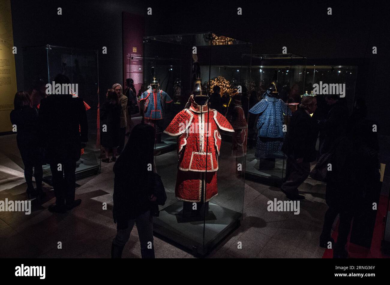 Visitors look on exhibits at the exhibition Forbidden City, Imperial China , in La Moneda Cultural Centre, in Santiago, capital of Chile, on Sept. 2, 2016. From the Palace Museum of Beijing, the exhibition will remain open from Sept. 3 to Nov. 27, presenting a treasure collection of the emperors of the Ming and Qing Dinasties, in the framework of the year of the Cultural Exchange between China and Latin America and the Caribbean. ) (rtg) (syq) CHILE-SANTIAGO-CHINA-EXHIBITION JORGExVILLEGAS PUBLICATIONxNOTxINxCHN   Visitors Look ON Exhibits AT The Exhibition Forbidden City Imperial China in La Stock Photo
