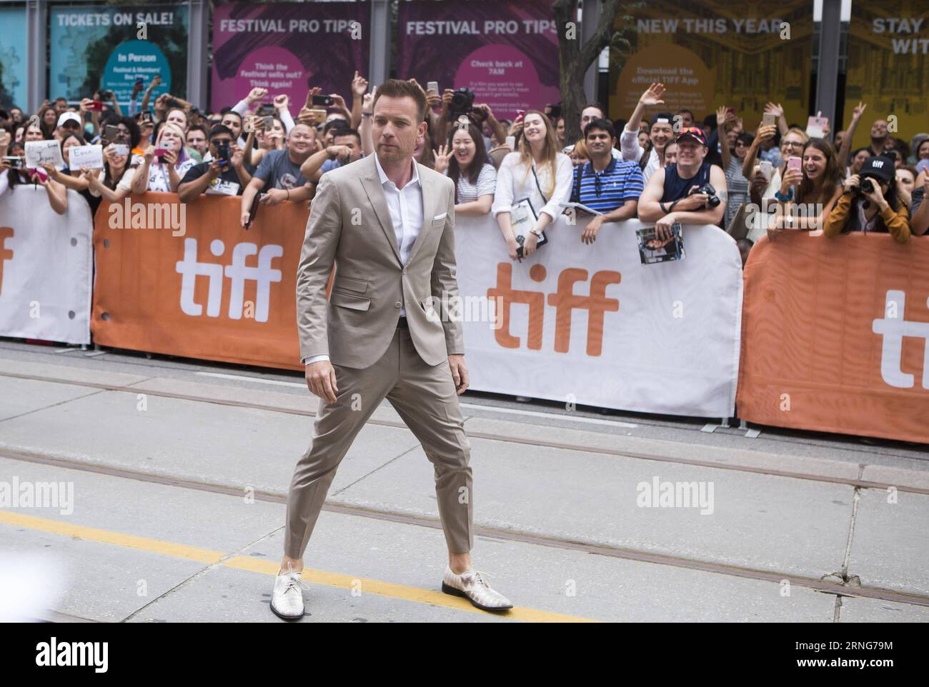 (160910) -- TORONTO, Sept. 9, 2016 -- Director Ewan McGregor arrives before the world premiere of the film American Pastoral at Princess of Wales Theatre during the 41st Toronto International Film Festival in Toronto, Canada, Sept. 9, 2016. )(yy) CANADA-TORONTO-TIFF-AMERICAN PASTORAL-PREMIERE zouxzheng PUBLICATIONxNOTxINxCHN   160910 Toronto Sept 9 2016 Director Ewan McGregor arrives Before The World Premiere of The Film American Pastoral AT Princess of Wales Theatre during The 41st Toronto International Film Festival in Toronto Canada Sept 9 2016 yy Canada Toronto TIFF American Pastoral Premi Stock Photo