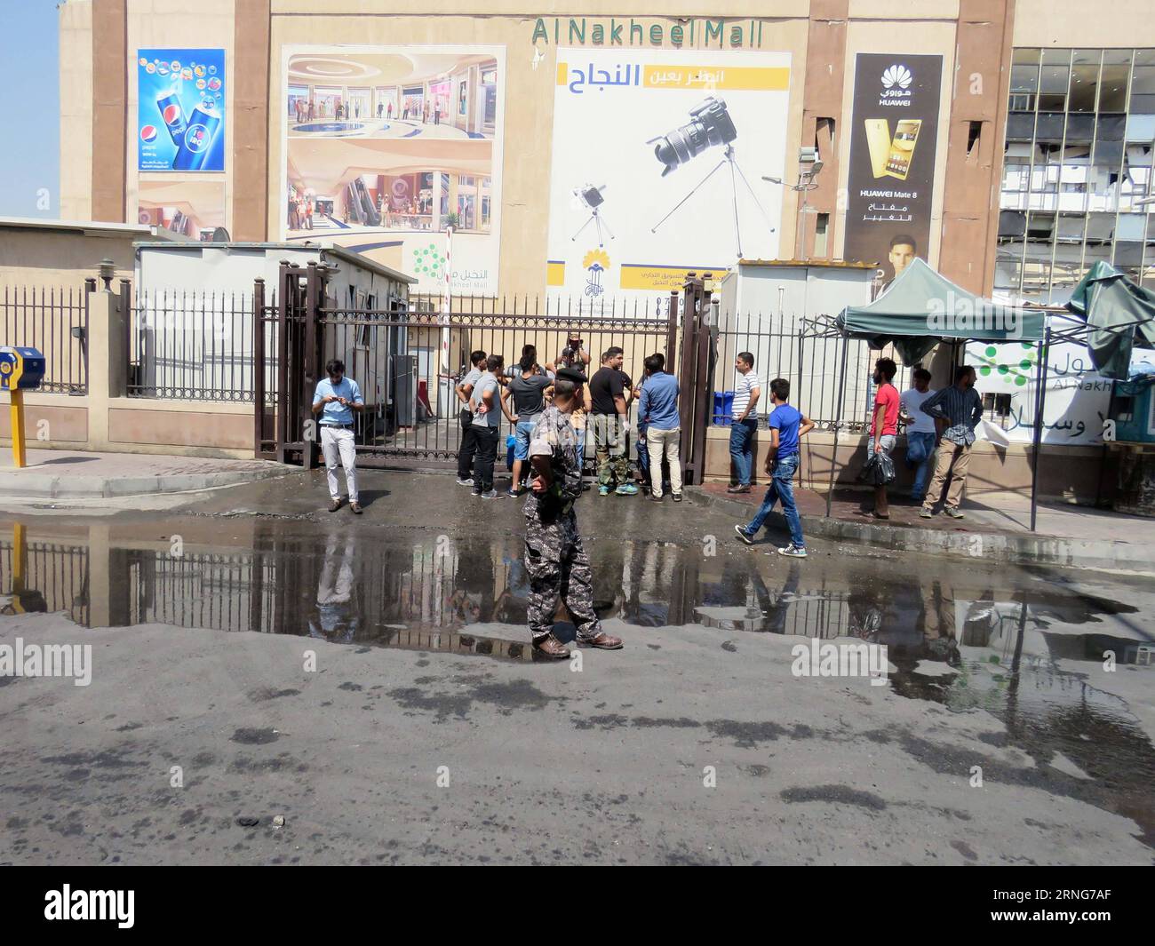 Irak: Anschlag in Bagdad (160910) -- BAGHDAD, Sept. 10, 2016 -- People and security members gather at the site of bomb explosions in Baghdad, Iraq, Sept. 10, 2016. The Islamic State (IS) group on Saturday claimed responsibility for two bomb explosions at a busy mall in the Iraqi capital of Baghdad that killed 11 people and wounded 29 others, the group said in an online statement. Khalil )(hy) IRAQ-BAGHDAD-ATTACK Dawood PUBLICATIONxNOTxINxCHN   Iraq Stop in Baghdad 160910 Baghdad Sept 10 2016 Celebrities and Security Members gather AT The Site of Bomb Explosions in Baghdad Iraq Sept 10 2016 The Stock Photo