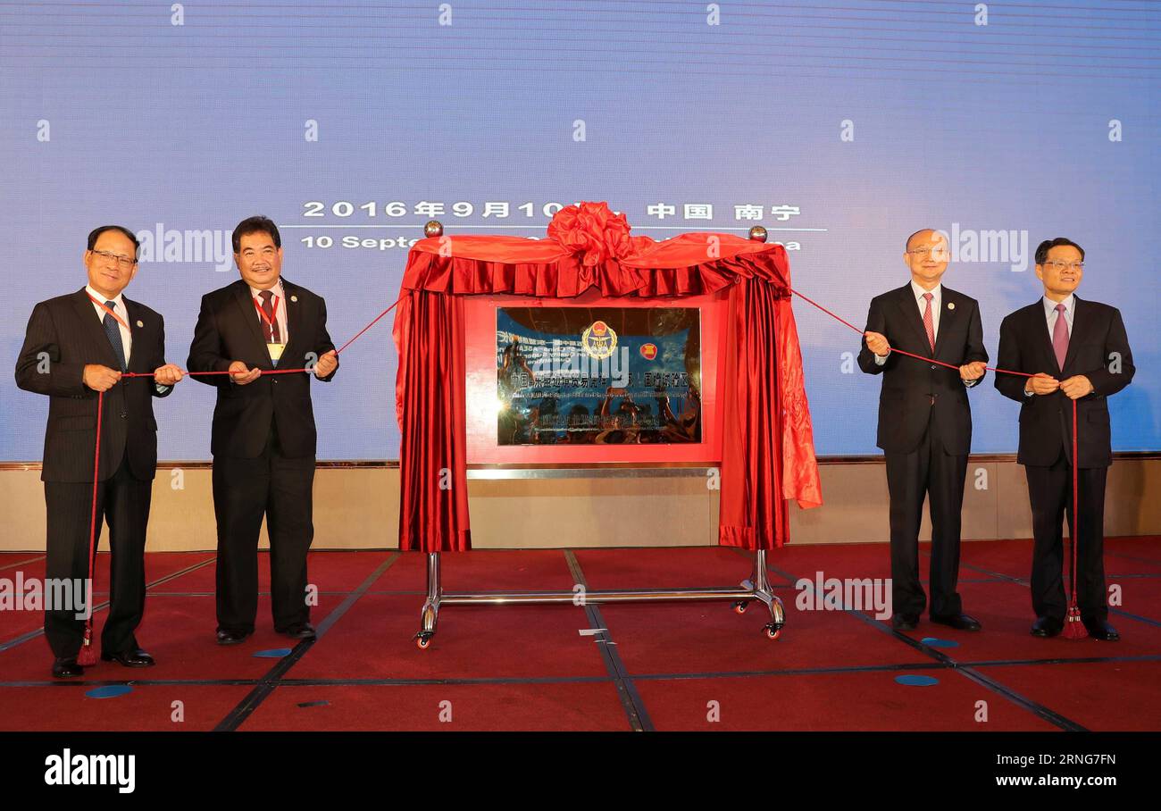 (160910) -- NANNING, Sept. 10, 2016 -- Zhi Shuping (2nd R), director of the General Administration of Quality Supervision, Inspection and Quarantine (AQSIQ) of China, attends the 5th China-ASEAN Ministerial Meeting on Quality Supervision, Inspection and Quarantine (SPS Cooperation) in Nanning, capital of south China s Guangxi Zhuang Autonomous Region, Sept. 10, 2016. )(wyo) CHINA-GUANGXI-ASEAN MINISTERIAL MEETING-QUALITY (CN) ChenxJianli PUBLICATIONxNOTxINxCHN   160910 Nanning Sept 10 2016 Zhi Shuping 2nd r Director of The General Administration of Quality Supervision Inspection and Quarantine Stock Photo