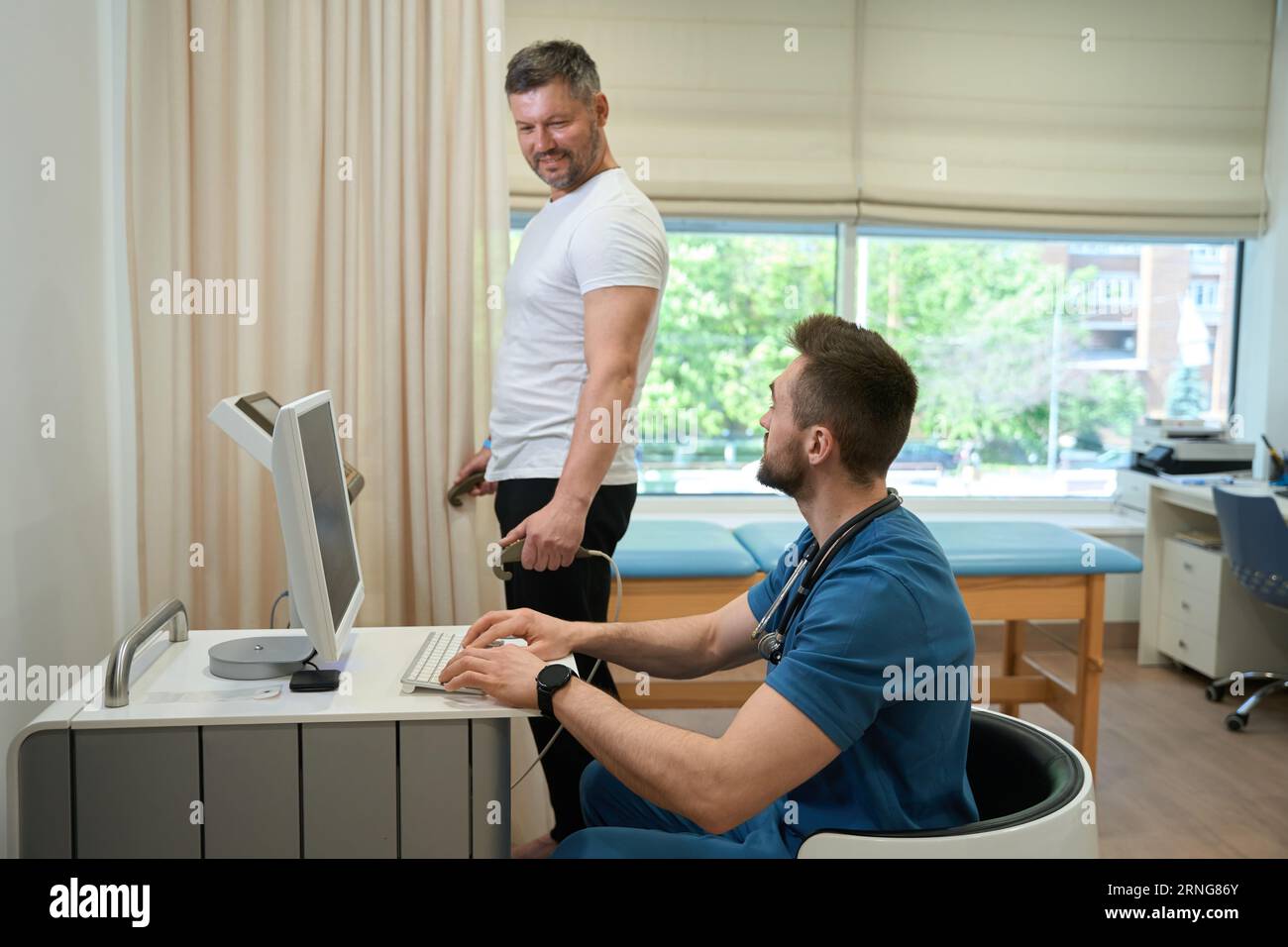https://c8.alamy.com/comp/2RNG86Y/man-undergoing-body-composition-analysis-supervised-by-healthcare-professional-2RNG86Y.jpg