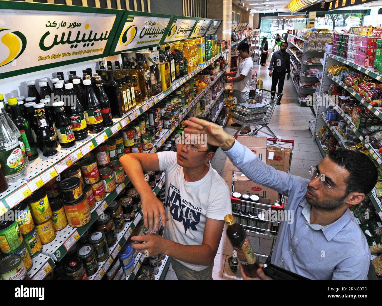 (160915) -- HANGZHOU, Sept. 15, 2016 -- Syrian businessman Mohamed (R) gives instruction to a shop assistant at his imported food shop in Yiwu, east China s Zhejiang Province, Aug. 5, 2016. The latest figures released by the Hangzhou Customs showed, in August 2016, Zhejiang s imports and exports totaled 218.98 billion yuan (32.8 billion U.S. dollars), up 12.8 percent year on year. ) (zyd) CHINA-ZHEJIANG-FOREIGN TRADE (CN) TanxJin PUBLICATIONxNOTxINxCHN   160915 Hangzhou Sept 15 2016 Syrian Businessman Mohamed r Gives Instruction to a Shop Assistant AT His Imported Food Shop in Yiwu East China Stock Photo
