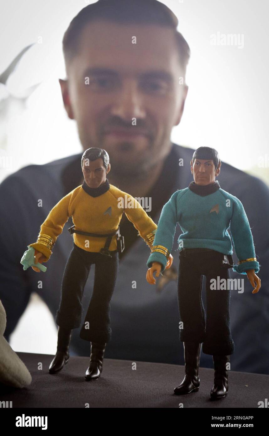 (160918) -- VANCOUVER, Sept. 17, 2016 -- A resident takes a closer look at the figure collection of Science fiction film Star Trek manufactured in the early 1980s, at the Museum of Vancouver in Canada, on Sept. 17, 2016. ) (wtc) CANADA-VANCOUVER-EXHIBITION LiangxSen PUBLICATIONxNOTxINxCHN   Vancouver Sept 17 2016 a Resident Takes a CLOSER Look AT The Figure Collection of Science Fiction Film Star Trek Manufactured in The Early 1980s AT The Museum of Vancouver in Canada ON Sept 17 2016 WTC Canada Vancouver Exhibition LiangxSen PUBLICATIONxNOTxINxCHN Stock Photo