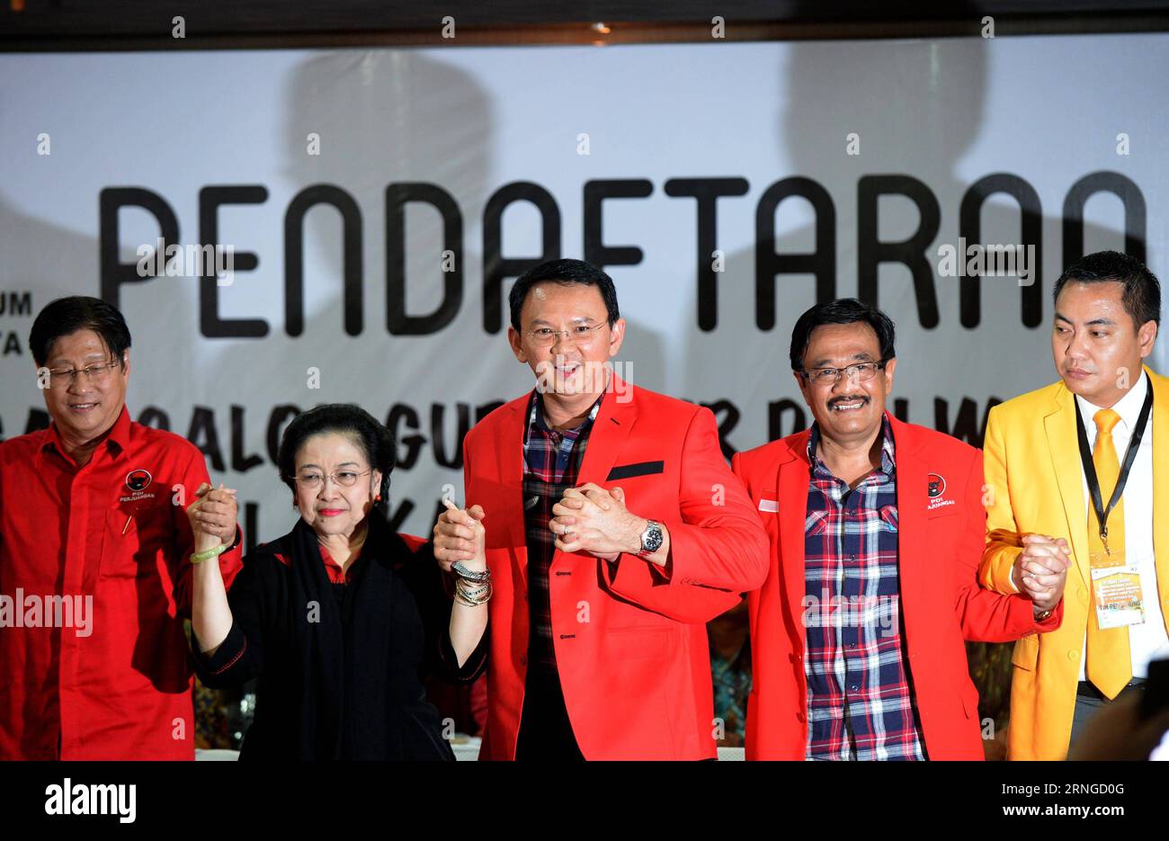 (160921) -- JAKARTA, Sept. 21, 2016 -- Jakarta governor Basuki Tjahaja Purnama (C) holds hands with Indonesian former president Megawati Soekarnoputri (2nd L) and Deputy Governor of Jakarta Djarot Saiful Hidayat (2nd R) after Basuki Tjahaja Purnama and Djarot Saiful Hidayat registered to participate in Jakarta s gubernatorial election 2017 at Jakarta General Elections Commission in Jakarta, Indonesia, on Sept. 21, 2016. )(zf) INDONESIA-JAKARTA-GUBERNATORIAL ELECTION-REGISTRATION AgungxKuncahyaxB. PUBLICATIONxNOTxINxCHN   Jakarta Sept 21 2016 Jakarta Governor Basuki Tjahaja Purnama C holds Hand Stock Photo
