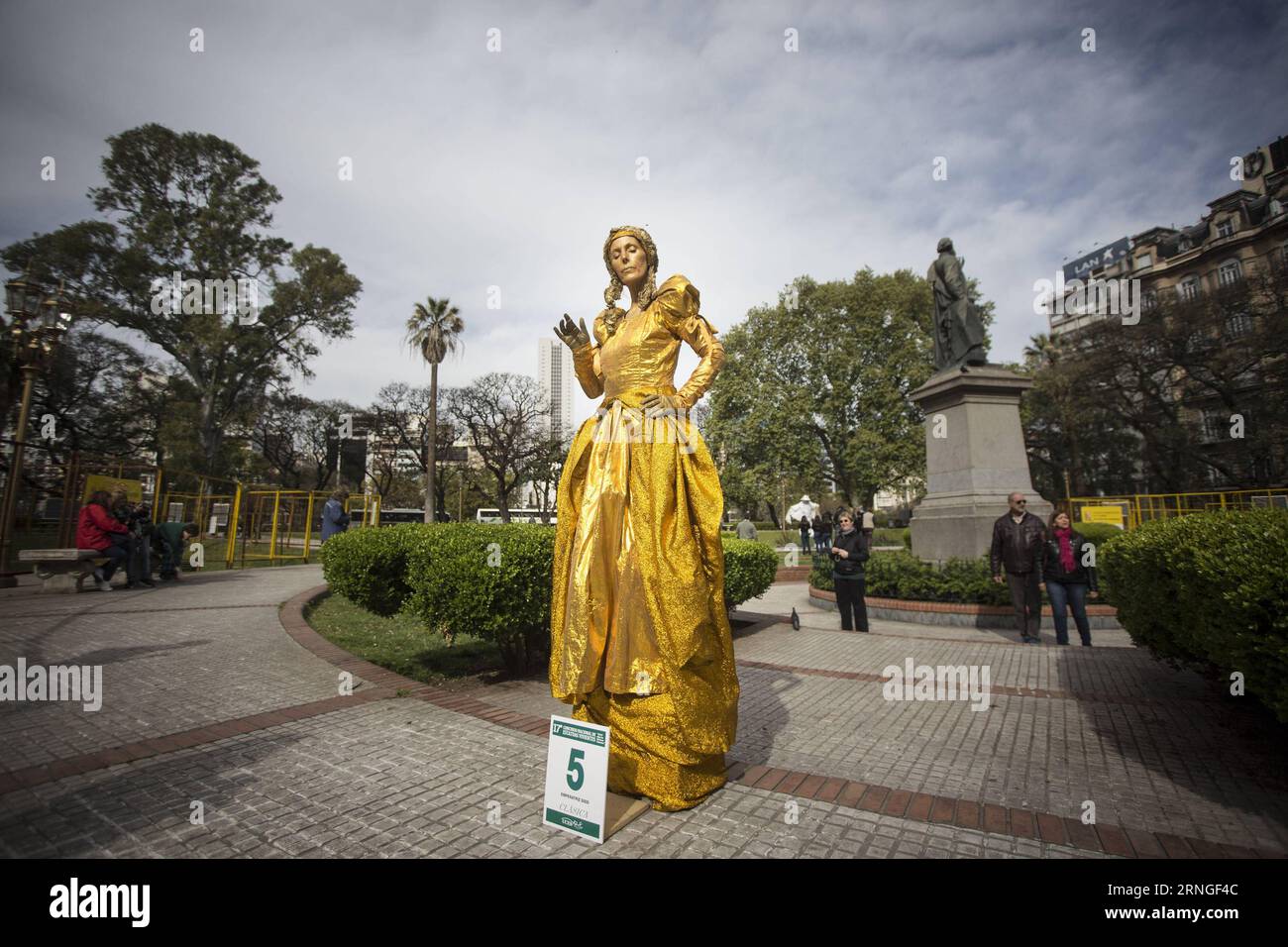 Lebende Statuen in Buenos Aires, Argentinien (160925) -- BUENOS AIRES, Sept. 25, 2016 -- An artist of human living statues takes part in the 17th National Contest of Living Statues in Buenos Aires, Argentina, on Sept. 24, 2016. )(zf) ARGENTINA-BUENOS AIRES-SOCIETY-EVENT MARTINxZABALA PUBLICATIONxNOTxINxCHN   live Statues in Buenos Aires Argentina  Buenos Aires Sept 25 2016 to Artist of Human Living statues Takes Part in The 17th National Contest of Living statues in Buenos Aires Argentina ON Sept 24 2016 ZF Argentina Buenos Aires Society Event MartinXZabala PUBLICATIONxNOTxINxCHN Stock Photo