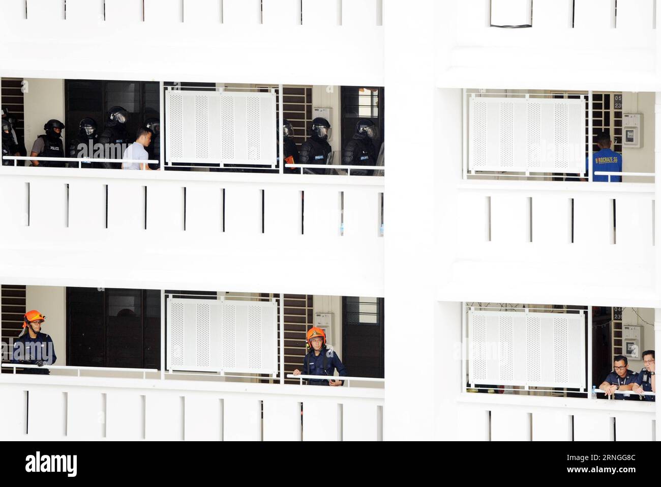 (160928) -- SINGAPORE, Sept. 28, 2016 -- Members of the Singapore Police Force (SPF) Special Tactics and Rescue team (top) await outside a public housing unit during a hostage rescue operation in Singapore s Sembawang, Sept. 28, 2016. The SPF successfully rescued a 2-year-old boy taken as a hostage for 17 hours by a man, who is the boyfriend of the hostage s mother. )(yk) SINGAPORE-SEMBAWANG-SPF-HOSTAGE RESCUE ThenxChihxWey PUBLICATIONxNOTxINxCHN   Singapore Sept 28 2016 Members of The Singapore Police Force SPF Special Tactics and Rescue Team Top await outside a Public Housing Unit during a H Stock Photo