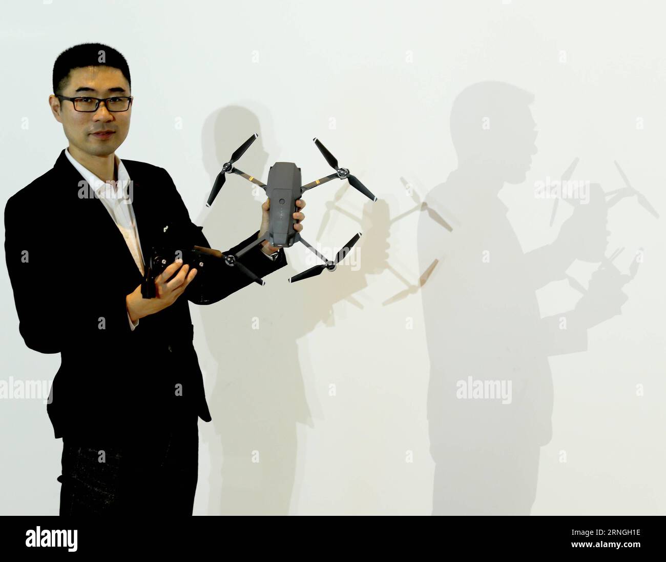 (160929) -- BEIJING, Sept. 29, 2016 -- PR Director of the DJI Wang Fan demonstrates the Mavic Pro during a press conference in Beijing, capital of China, Sept. 29, 2016. The Mavic Pro is a small yet powerful drone released by DJI, a Chinese technology company manufacturing unmanned aerial vehicles for flying cameras. DJI Mavic Pro has a stabilized camera with 12 megapixels and a new transmission system with 7 kilometers range. ) (mp) CHINA-BEIJING-DRONE-MAVIC PRO-PRESS CONFERENCE (CN) ChenxJianli PUBLICATIONxNOTxINxCHN   Beijing Sept 29 2016 PR Director of The Dji Wang supporter demonstrates T Stock Photo