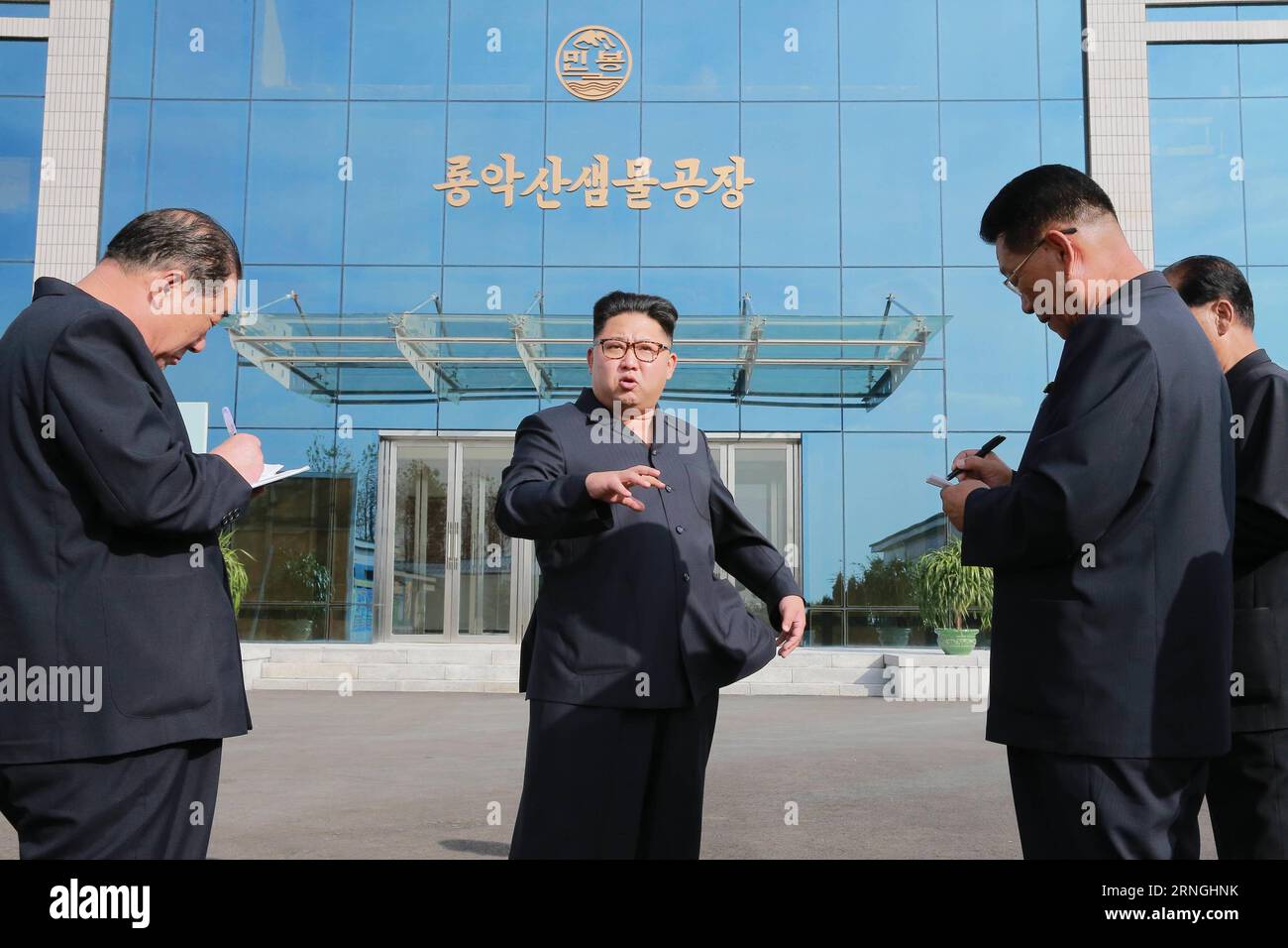 Kim Jong Un besucht Mineralwasserfabrik in Pjöngjang (160930) -- PYONGYANG, Sept. 30, 2016 -- Photo provided by Korean Central News Agency () on Sept. 30, 2016 shows top leader of the Democratic People s Republic of Korea (DPRK) Kim Jong Un (2nd L) recently providing field guidance to the Ryongaksan Mineral Water Factory. )(zf) DPRK-PYONGYANG-KIM JONG UN-RYONGAKSAN MINERAL WATER FACTORY-GUIDANCE KCNA PUBLICATIONxNOTxINxCHN   Kim Jong UN attended  in Pyongyang  Pyongyang Sept 30 2016 Photo provided by Korean Central News Agency ON Sept 30 2016 Shows Top Leader of The Democratic Celebrities S Re Stock Photo