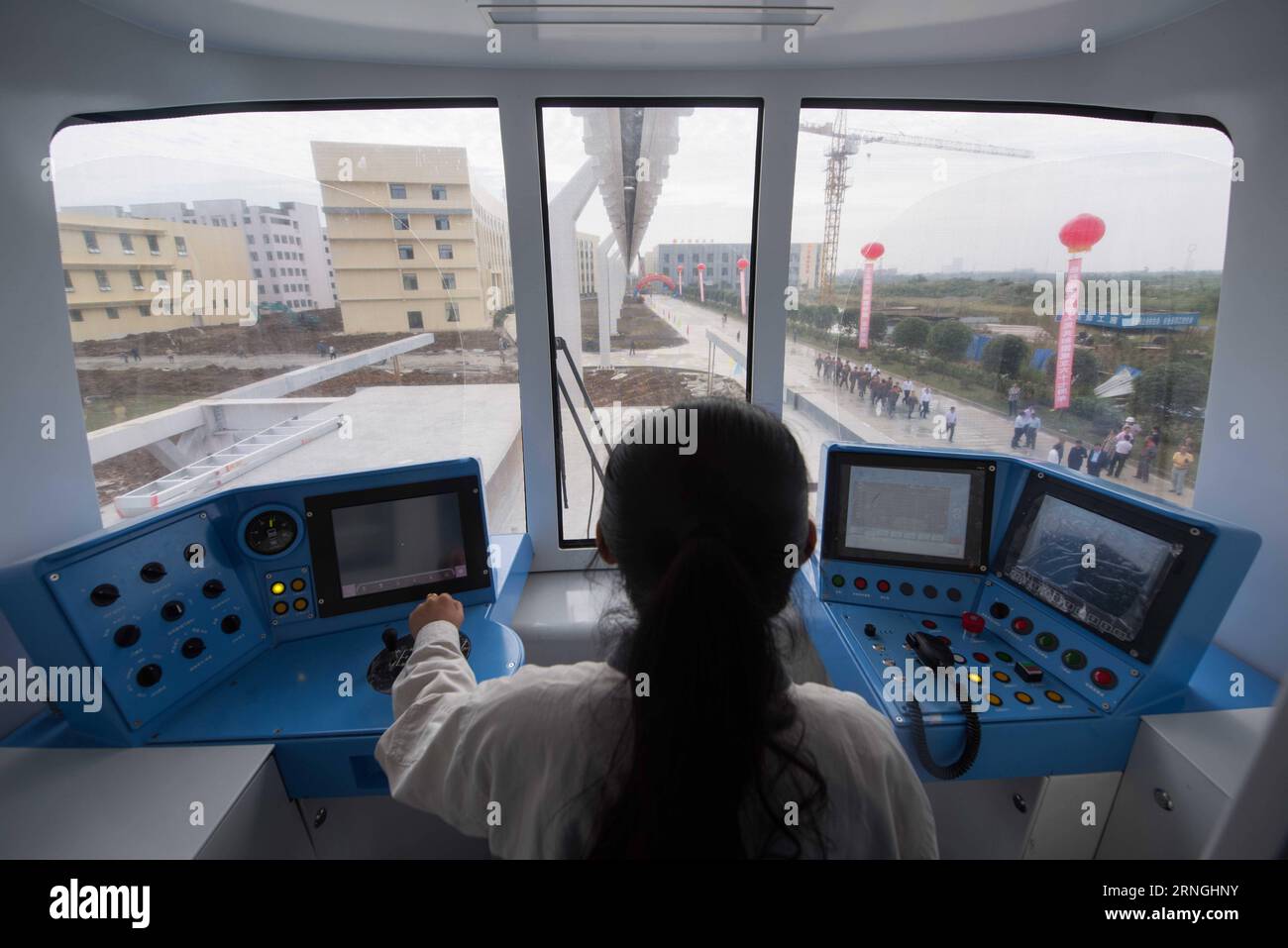 Schwebebahn in Chengdu, China (160930) -- CHENGDU, Sept. 30, 2016 -- A working staff operates a lithium-battery powered train which is suspended from a railway line during a test run in Chengdu, southwest China s Sichuan Province, Sept. 30, 2016. China s first suspension railway line finished its test run Friday. The train, which has a speed of 60 km per hour, successfully ran along the 300-meter test section of the railway line after being suspended from the line.) (mp) CHINA-CHENGDU-SUSPENSION RAILWAY-TEST RUN (CN) JiangxHongjing PUBLICATIONxNOTxINxCHN   Levitation train in Chengdu China  Ch Stock Photo