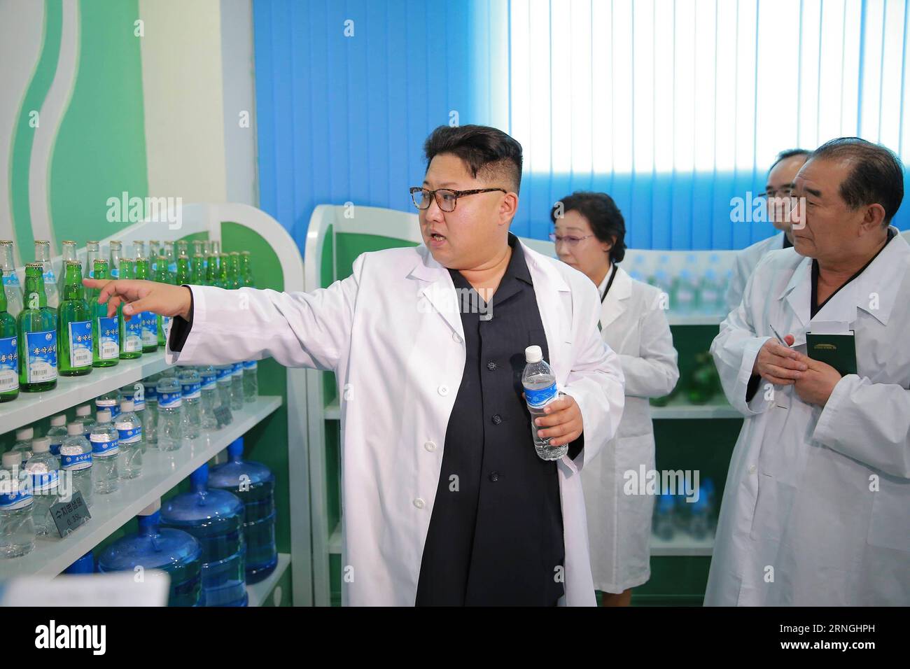 Bilder des Tages Kim Jong Un besucht Mineralwasserfabrik in Pjöngjang (160930) -- PYONGYANG, Sept. 30, 2016 -- Photo provided by Korean Central News Agency () on Sept. 30, 2016 shows top leader of the Democratic People s Republic of Korea (DPRK) Kim Jong Un (1st L) recently providing field guidance to the Ryongaksan Mineral Water Factory. )(zf) DPRK-PYONGYANG-KIM JONG UN-RYONGAKSAN MINERAL WATER FACTORY-GUIDANCE KCNA PUBLICATIONxNOTxINxCHN   Images the Day Kim Jong UN attended  in Pyongyang  Pyongyang Sept 30 2016 Photo provided by Korean Central News Agency ON Sept 30 2016 Shows Top Leader of Stock Photo