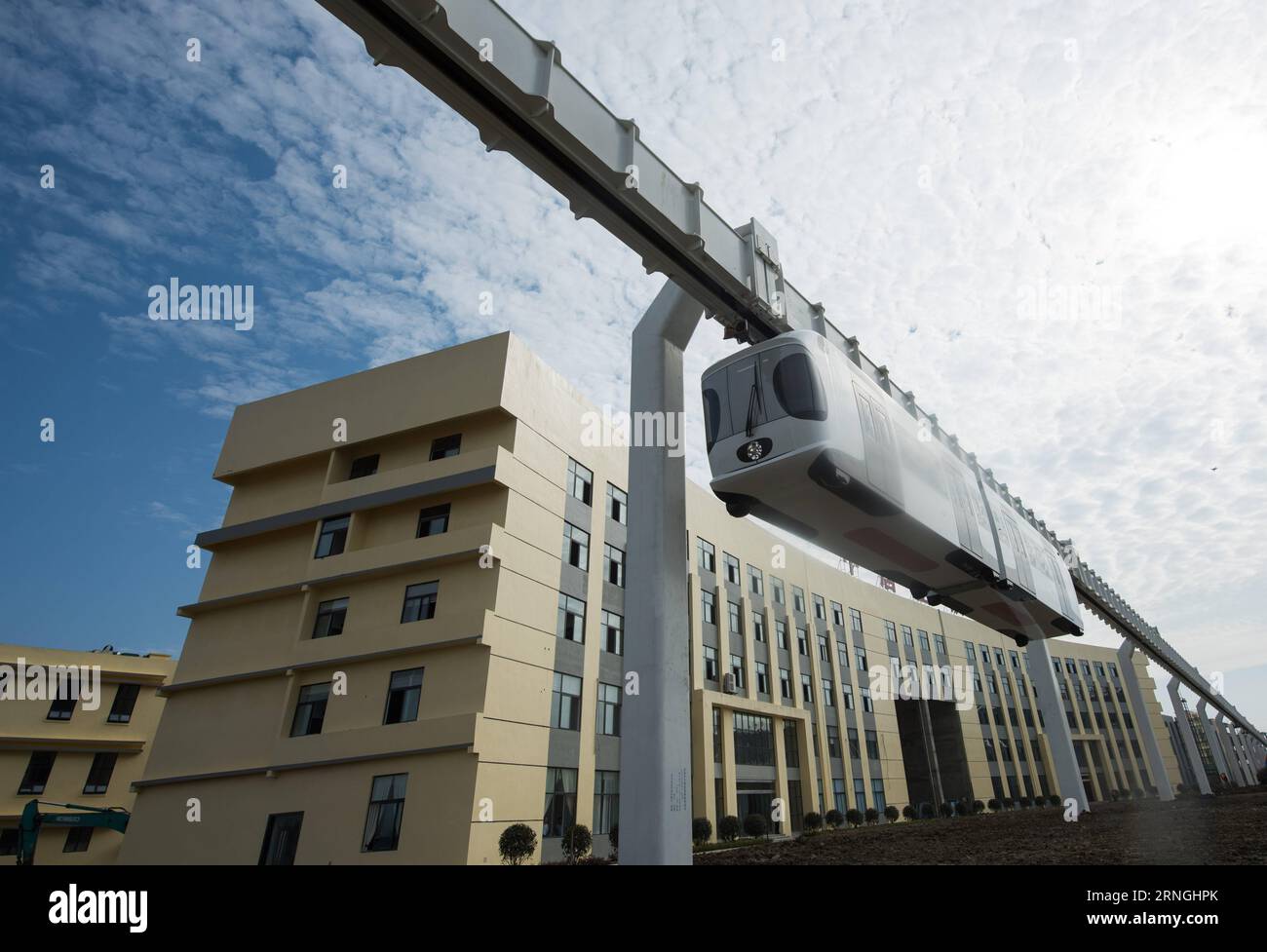Bilder des Tages Schwebebahn in Chengdu, China (160930) -- CHENGDU, Sept. 30, 2016 -- Photo taken on Sept. 30, 2016 shows a lithium-battery powered train suspended from a railway line in Chengdu, southwest China s Sichuan Province. China s first suspension railway line finished its test run Friday. The train, which has a speed of 60 km per hour, successfully ran along the 300-meter test section of the railway line after being suspended from the line.) (mp) CHINA-CHENGDU-SUSPENSION RAILWAY-TEST RUN (CN) JiangxHongjing PUBLICATIONxNOTxINxCHN   Images the Day Levitation train in Chengdu China  Ch Stock Photo
