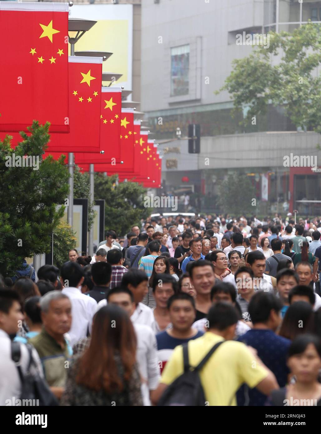 (161001) -- SHANGHAI, Oct. 1, 2016 -- Tourists walk on the Nanjing Road in east China s Shanghai, Oct. 1, 2016. People enjoy their first day of the week-long National Day holiday on Saturday. ) (mp) CHINA-NATIONAL DAY-TOURISM (CN) DingxTing PUBLICATIONxNOTxINxCHN   Shanghai OCT 1 2016 tourists Walk ON The Nanjing Road in East China S Shanghai OCT 1 2016 Celebrities Enjoy their First Day of The Week Long National Day Holiday ON Saturday MP China National Day Tourism CN DingxTing PUBLICATIONxNOTxINxCHN Stock Photo