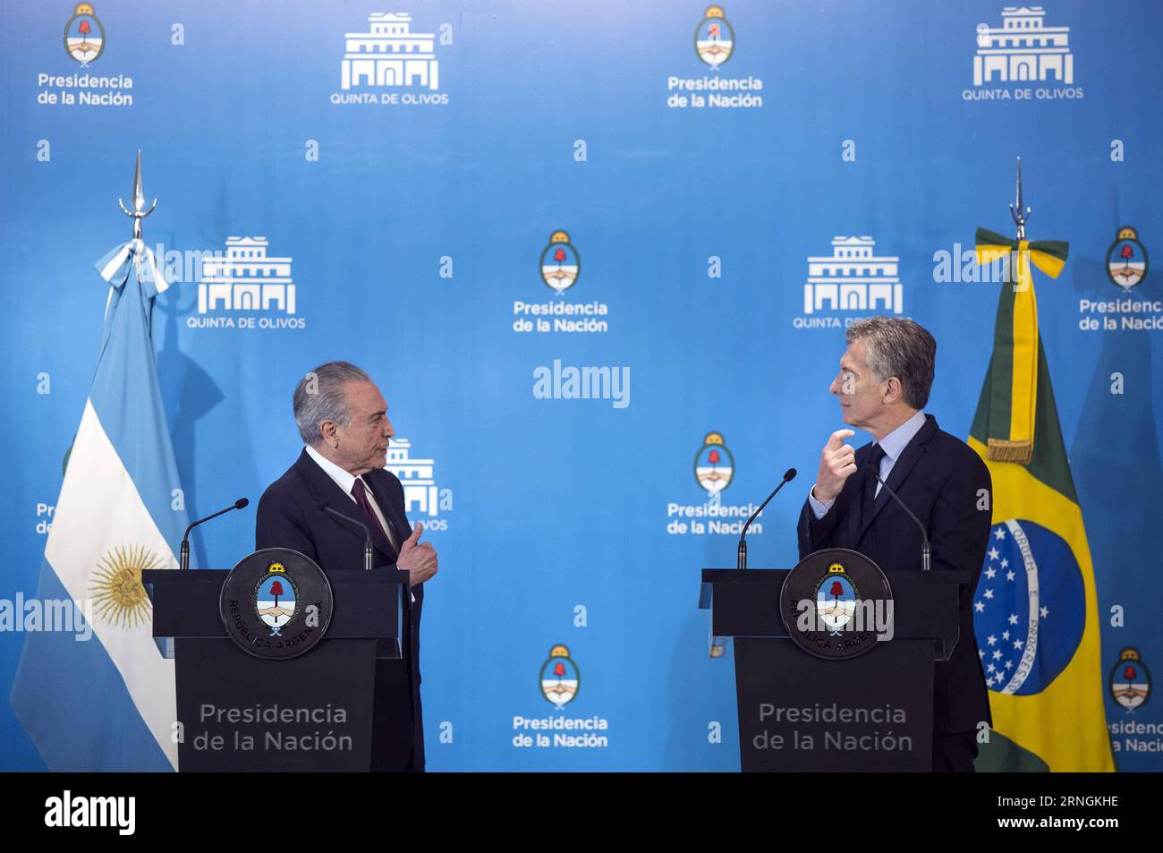 (161004) -- OLIVOS, Oct. 4, 2016 -- Argentine President Mauricio Macri (R) and Brazilian President Michel Temer attend a joint press conference after their meeting in Olivos, Buenos Aires, Argentina, on Oct. 3, 2016. Argentine President Mauricio Macri and his Brazilian counterpart Michel Temer said Monday that the Southern Common Market (Mercosur) needed to be strengthened in order to become a platform of global commercial integration. ) (dtf) ARGENTINA-OLIVOS-BRAZIL-POLITICS-VISIT MARTINxZABALA PUBLICATIONxNOTxINxCHN   Olivos OCT 4 2016 Argentine President Mauricio Macri r and Brazilian Presi Stock Photo