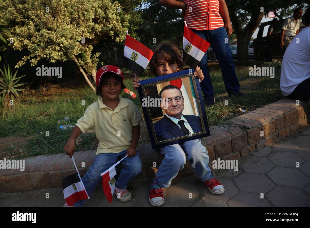 Ägypten: Demonstration vor dem Haus von Hosni Mubarak  (161006) -- CAIRO, Oct. 6, 2016 -- Supporters of Egypt s former President Hosni Mubarak celebrate the 43rd anniversary of the October 6 War in 1973 against Israel outside Maadi Armed Forces Hospital in Cairo, Egypt, Oct. 6, 2016.) EGYPT-CAIRO-OCTOBER WAR-CELEBRATION AhmedxGomaa PUBLICATIONxNOTxINxCHN   Egypt Demonstration before the House from Hosni Mubarak  Cairo OCT 6 2016 Supporters of Egypt S Former President Hosni Mubarak Celebrate The 43rd Anniversary of The October 6 was in 1973 against Israel outside Maadi Armed Forces Hospital in Stock Photo