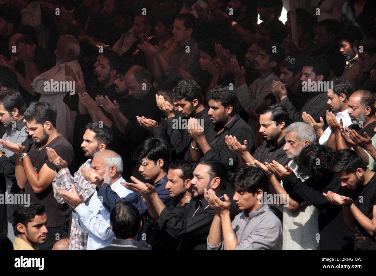 -- LAHORE, Oct. 12, 2016 -- Pakistani Shiite Muslims attend a ...