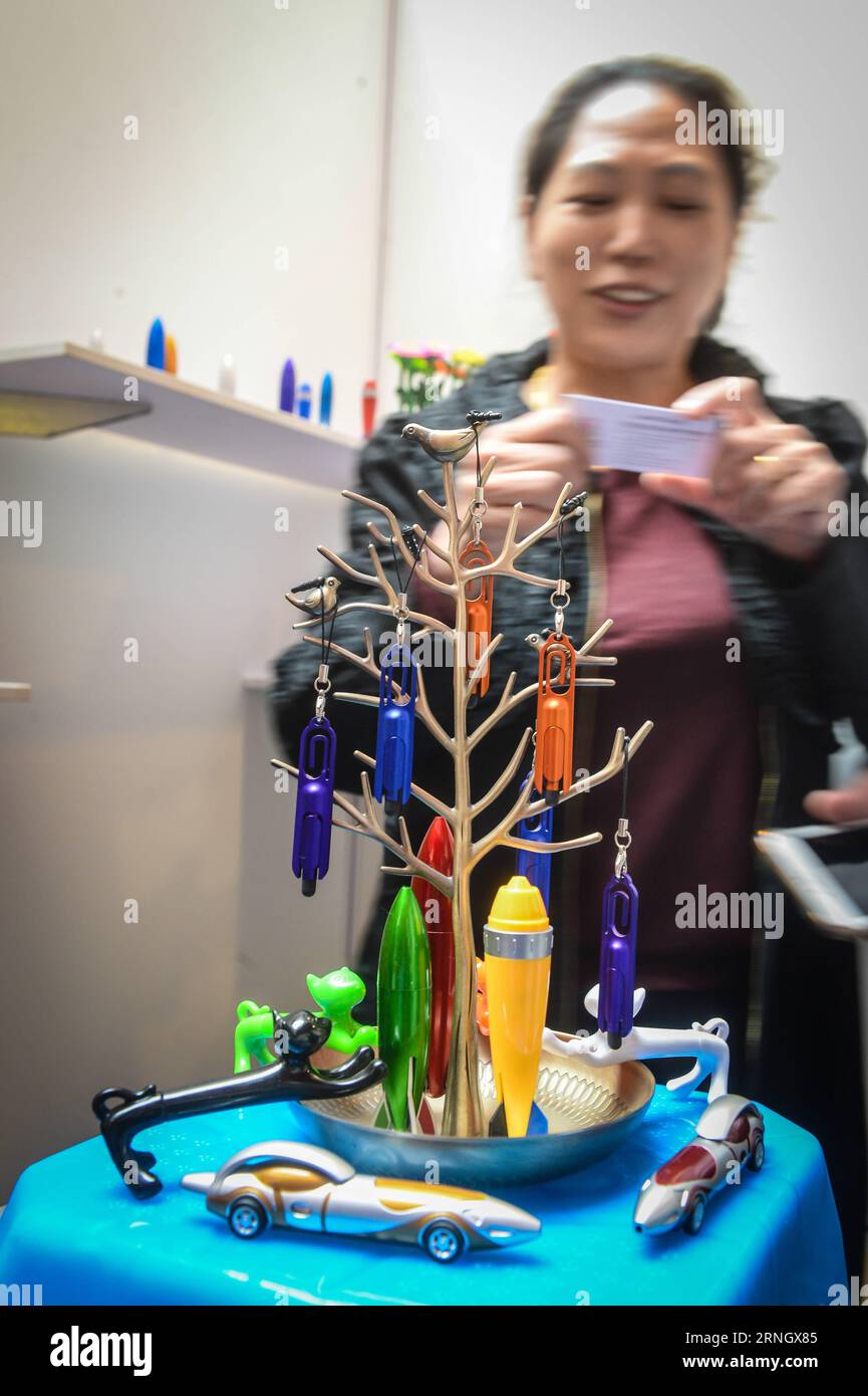 (161015) -- TONGLU, Oct. 15, 2016 -- A visitor takes photos of pens displayed at the China pen fair in Fenshui Town of Tonglu County, east China s Zhejiang Province, Oct. 15, 2016. Over 200 companies brought about 8,000 types of pens to the three-day fair, which kicked off on Saturday. ) (ry) CHINA-ZHEJIANG-TONGLU-PEN FAIR (CN) XuxYu PUBLICATIONxNOTxINxCHN   161015 Tonglu OCT 15 2016 a Visitor Takes Photos of Pens displayed AT The China Pen Fair in Fenshui Town of Tonglu County East China S Zhejiang Province OCT 15 2016 Over 200 Companies BROUGHT About 8 000 Types of Pens to The Three Day Fair Stock Photo