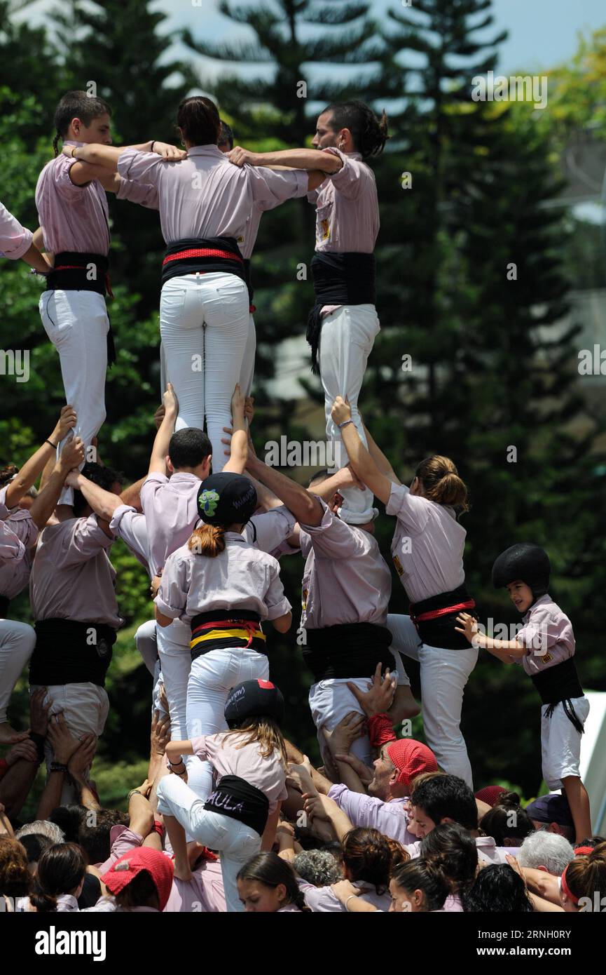 Katalanische Woche in Singapur (161020) -- SINGAPORE, Oct. 20, 2016 -- Catalonian castellers form human towers during the Catalonia Week at Singapore s Sentosa island on Oct. 20, 2016. The famous castellers from Minyons de Terrassa participated in the Catalonia Week held in Singapore from Oct. 18 to Oct. 21. )(dtf) SINGAPORE-CATALONIA WEEK-CASTELLER ThenxChihxWey PUBLICATIONxNOTxINxCHN   Catalan Week in Singapore  Singapore OCT 20 2016 catalonian Castellers Shape Human Towers during The Catalonia Week AT Singapore S Sentosa Iceland ON OCT 20 2016 The Famous Castellers from Minyons de Terrassa Stock Photo