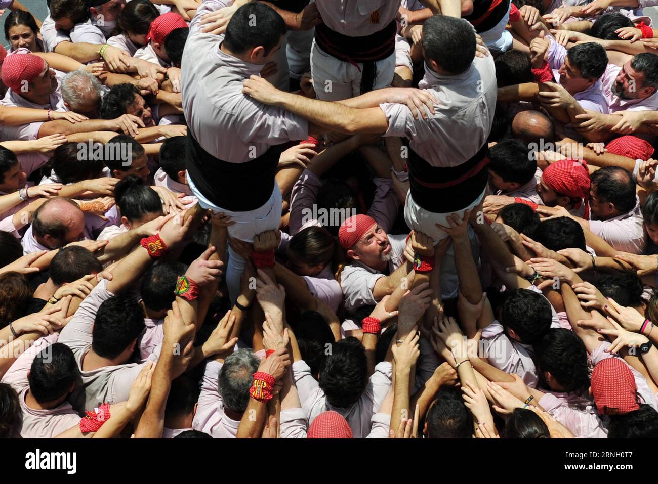 Katalanische Woche in Singapur (161020) -- SINGAPORE, Oct. 20, 2016 -- Catalonian castellers form human towers during the Catalonia Week at Singapore s Sentosa island on Oct. 20, 2016. The famous castellers from Minyons de Terrassa participated in the Catalonia Week held in Singapore from Oct. 18 to Oct. 21. )(dtf) SINGAPORE-CATALONIA WEEK-CASTELLER ThenxChihxWey PUBLICATIONxNOTxINxCHN   Catalan Week in Singapore  Singapore OCT 20 2016 catalonian Castellers Shape Human Towers during The Catalonia Week AT Singapore S Sentosa Iceland ON OCT 20 2016 The Famous Castellers from Minyons de Terrassa Stock Photo