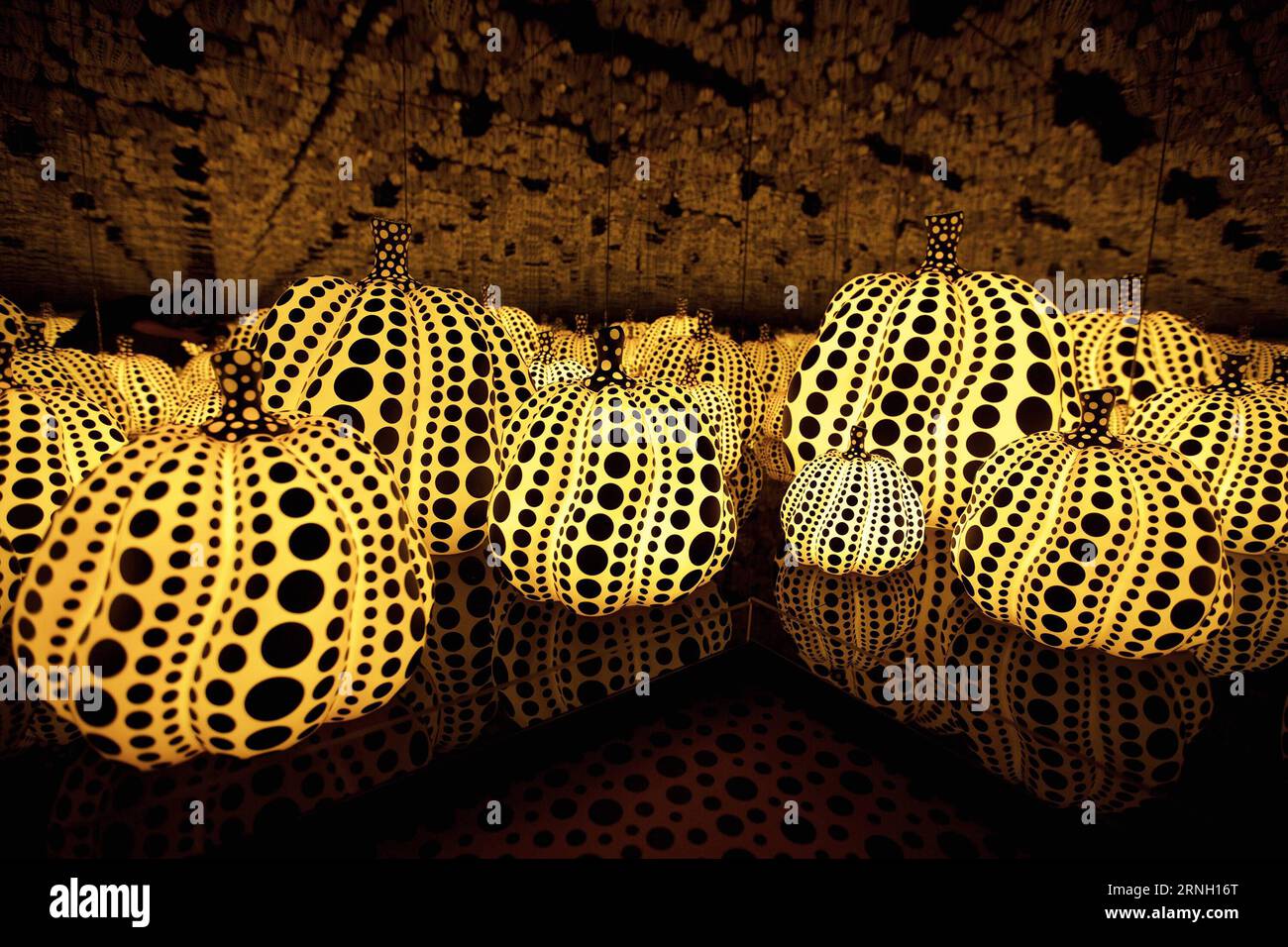 161021) -- ROME, Oct. 20, 2016 -- Sculpture All the Eternal Love I Have for  the Pumpkins by Yayoi Kusama is shown at the LOVE. Contemporary Art Meets  Love exhibition in Rome,