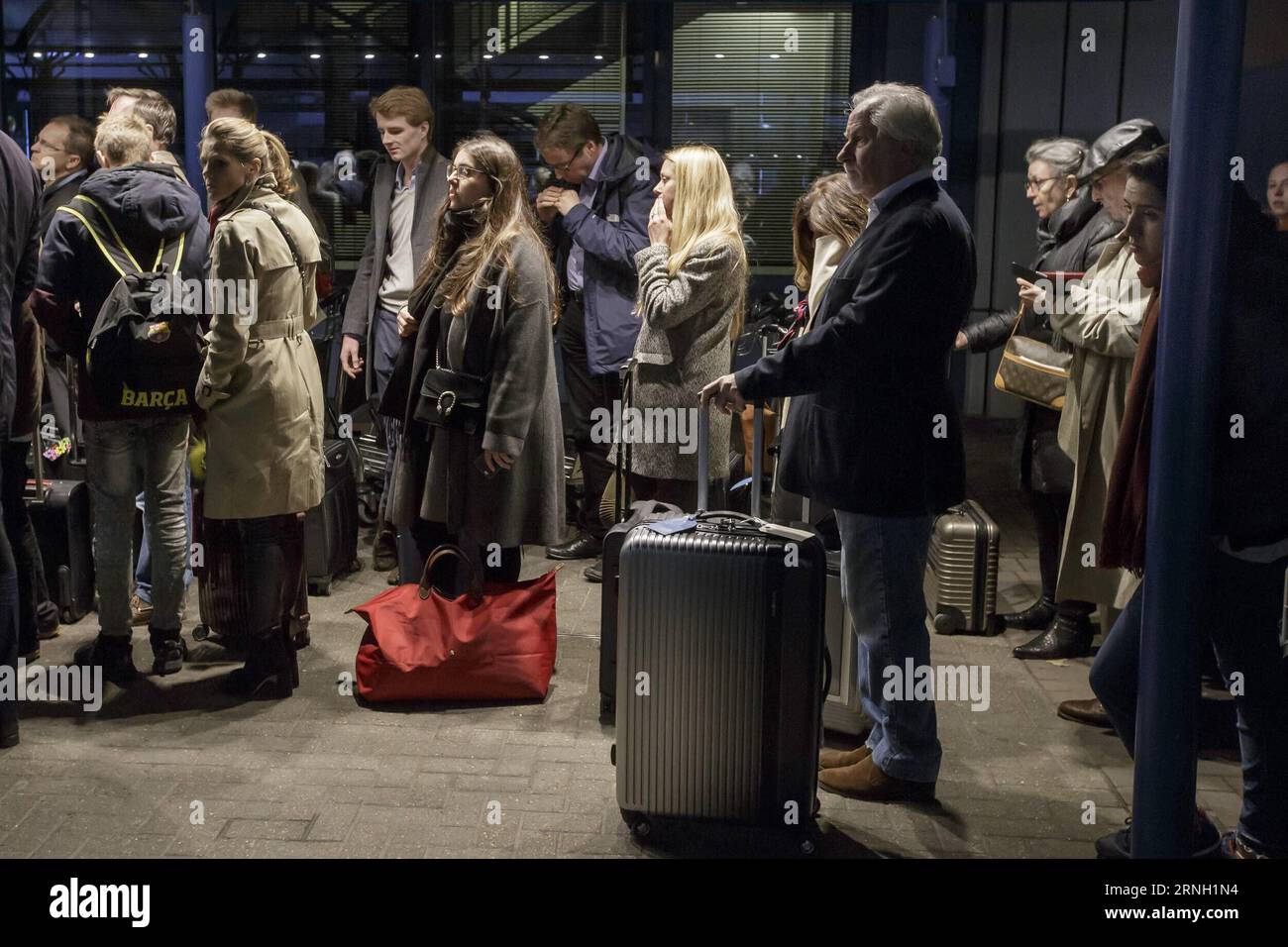 London City Airport evakuiert Passengers wait outside London City Airport after it was reopened following an evacuation due to a suspected chemical incident, in London, Britain on Oct. 21, 2016. The London City Airport has reopened after 27 people were treated and two taken to hospital in a chemical incident . ) BRITAIN-LONDON-CITY AIRPORT-EVACUATION-REOPEN TimxIreland PUBLICATIONxNOTxINxCHN   London City Airport evacuated Passengers Wait outside London City Airport After IT what reopened following to Evacuation Due to a suspected Chemical INCIDENT in London Britain ON OCT 21 2016 The London C Stock Photo