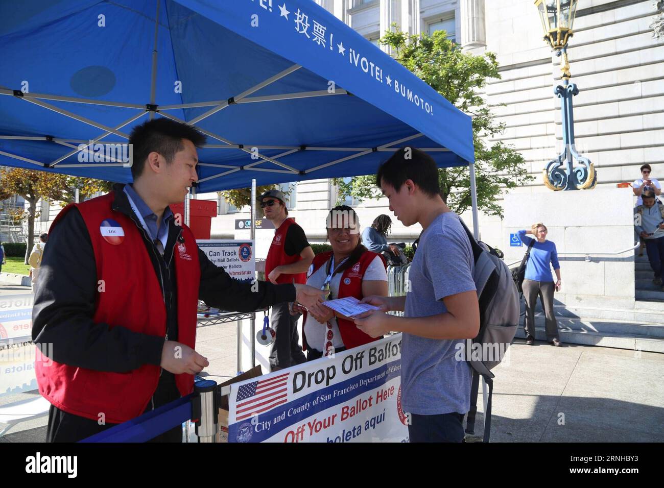 (161108) -- SAN FRANCISCO, Nov. 8, 2016 -- A poll worker accepts a voter s ballot at a polling station in front of the City Hall of San Francisco, the United States, on Nov. 8, 2016. The U.S. presidential elections kicked off on Tuesday. ) U.S.-SAN FRANCISCO-PRESIDENTIAL ELECTIONS LiuxYilin PUBLICATIONxNOTxINxCHN   161108 San Francisco Nov 8 2016 a Poll Worker accepts a Voter S Ballot AT a Polling Station in Front of The City Hall of San Francisco The United States ON Nov 8 2016 The U S Presidential Elections kicked off ON Tuesday U S San Francisco Presidential Elections LiuxYilin PUBLICATIONx Stock Photo