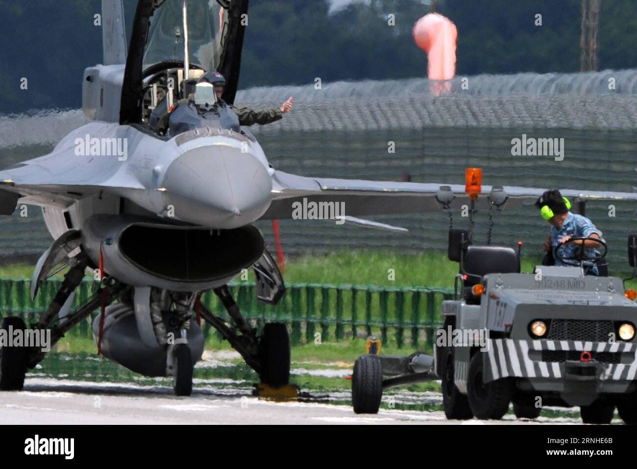 An F-16 fighter plane s pilot gives a thumbs-up during a rehearsal of exercise Torrent on Singapore s Lim Chu Kang road, Nov. 12, 2016. The Republic of Singapore Air Force (RSAF) Sunday conducted exercise Torrent, in which a public road was converted into a runway for aircraft take-off and landing. The alternate runway exercise, which was last conducted in 2008 and now is in its seventh edition, aims to increase RSAF s aircraft take-off and landing capability. ) (sxk) SINGAPORE-RSAF-EXERCISE TORRENT-REHEARSAL ThenxChihxWey PUBLICATIONxNOTxINxCHN   to F 16 Fighter Plane S Pilot Gives a Thumbs u Stock Photo