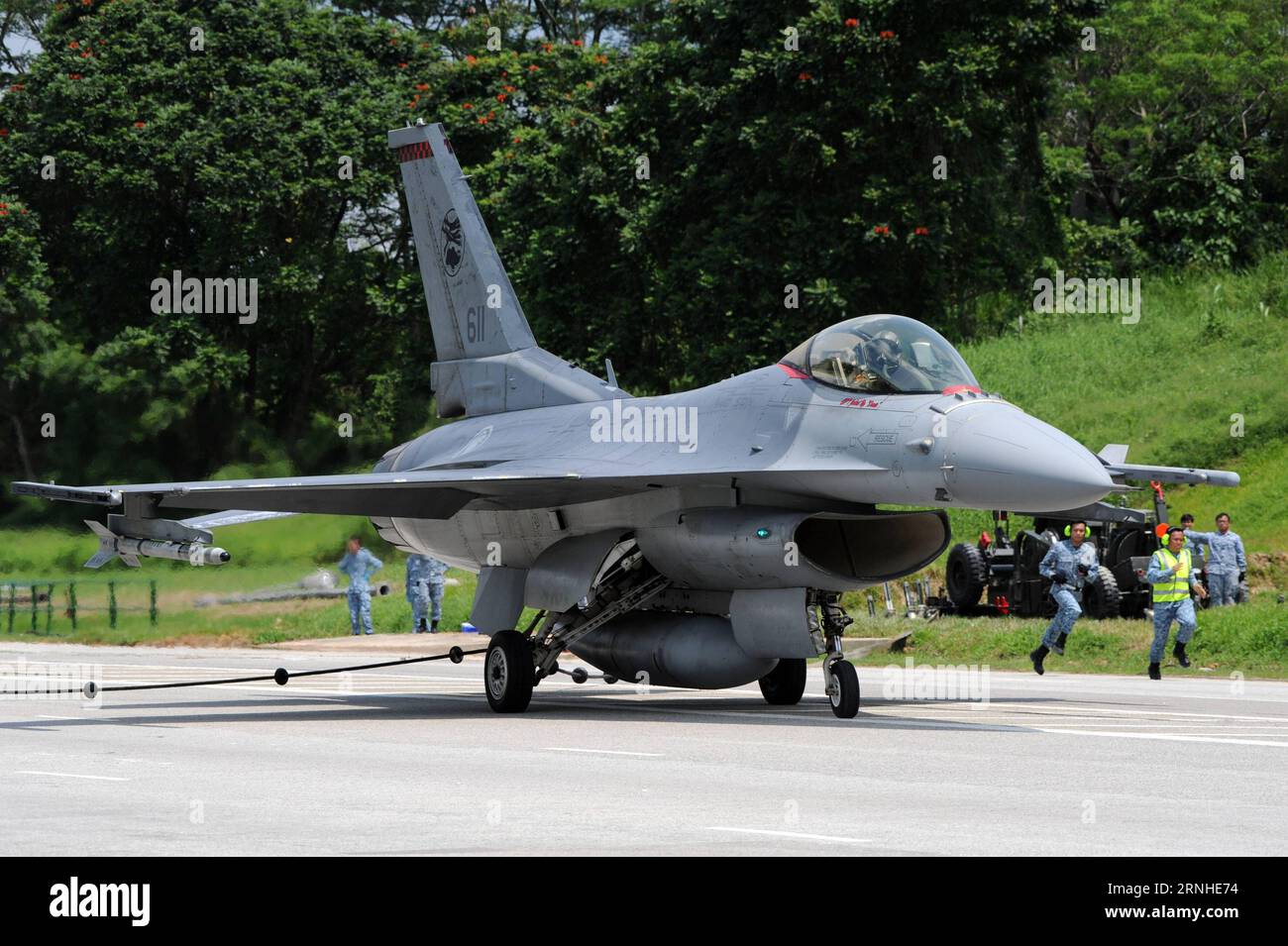 An F-16 fighter plane of the Republic of Singapore Air Force (RSAF) lands during a rehearsal of exercise Torrent on Singapore s Lim Chu Kang road, Nov. 12, 2016. The Republic of Singapore Air Force (RSAF) Sunday conducted exercise Torrent, in which a public road was converted into a runway for aircraft take-off and landing. The alternate runway exercise, which was last conducted in 2008 and now is in its seventh edition, aims to increase RSAF s aircraft take-off and landing capability. ) (sxk) SINGAPORE-RSAF-EXERCISE TORRENT-REHEARSAL ThenxChihxWey PUBLICATIONxNOTxINxCHN   to F 16 Fighter Plan Stock Photo