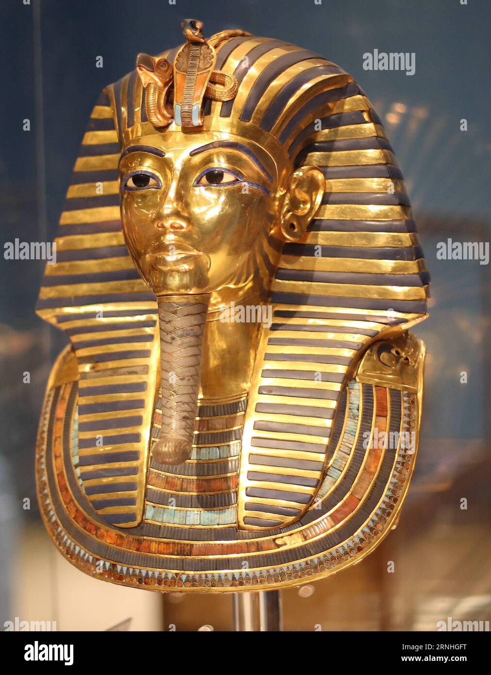 (161117) CAIRO, Nov. 17, 2016 The golden mask of King Tutankhamen