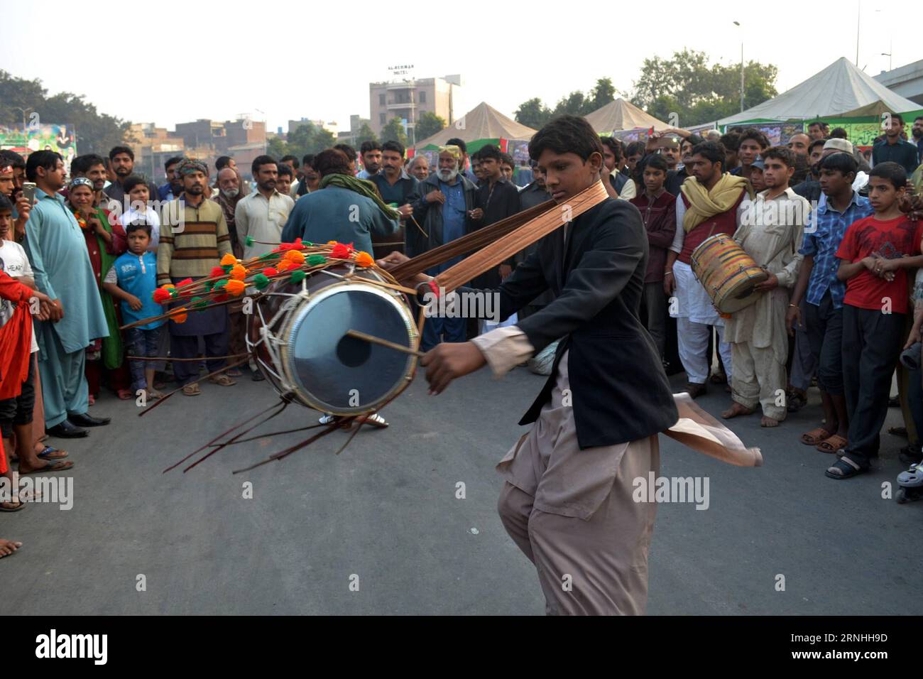 (161119) LAHORE (PAKISTAN), Nov. 19, 2016 A Pakistani devotee