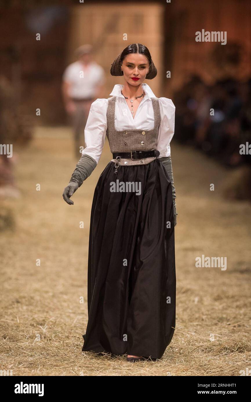 Juozas Statkevicius Modenschau in Vilnius A model presents a creation ...