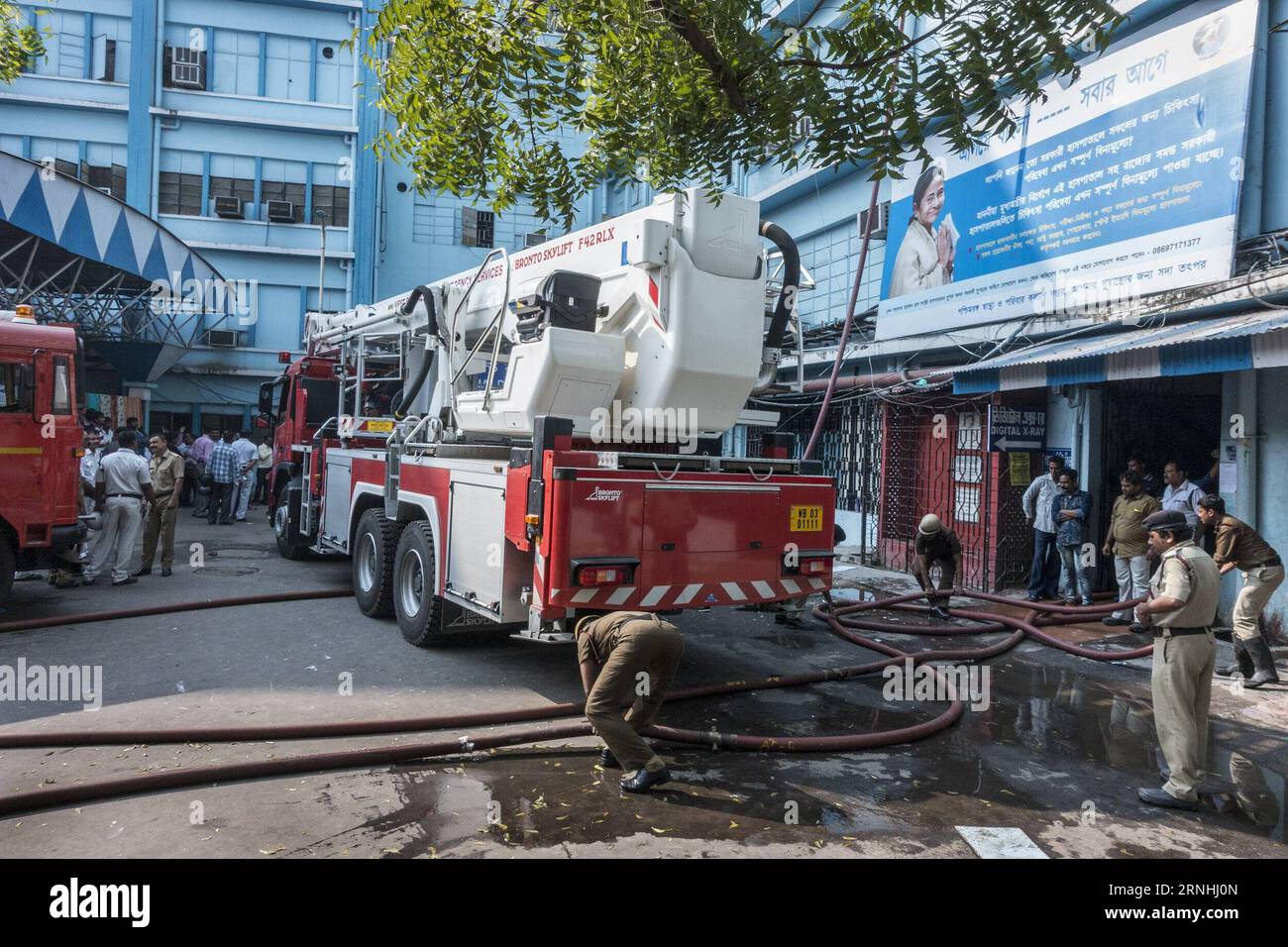 Brand in Krankenhaus in Kalkutta (161121) -- KOLKATA, Nov. 21, 2016 -- Indian fire fighters work around a fire engine at SSKM Hospital in Kolkata, capital of Indian state West Bengal, Nov. 21, 2016. A fire broke out in Kolkata on Monday. Fire brigade sources said at least sixteen fire engines were pressed in to douse the fire and some patients were shifted. There were no reports of casualties yet. ) (wtc) INDIA-KOLKATA-SSKM HOSPITAL-FIRE TumpaxMondal PUBLICATIONxNOTxINxCHN   Brand in Hospital in Calcutta  Kolkata Nov 21 2016 Indian Fire Fighters Work Around a Fire Engine AT SSKM Hospital in Ko Stock Photo
