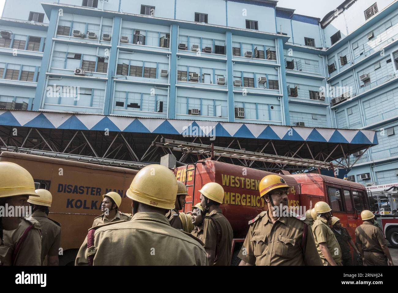 Bilder des Tages Brand in Krankenhaus in Kalkutta (161121) -- KOLKATA, Nov. 21, 2016 -- Indian fire fighters work near SSKM Hospital in Kolkata, capital of Indian state West Bengal, Nov. 21, 2016. A fire broke out in Kolkata on Monday. Fire brigade sources said at least sixteen fire engines were pressed in to douse the fire and some patients were shifted. There were no reports of casualties yet. ) (wtc) INDIA-KOLKATA-SSKM HOSPITAL-FIRE TumpaxMondal PUBLICATIONxNOTxINxCHN   Images the Day Brand in Hospital in Calcutta  Kolkata Nov 21 2016 Indian Fire Fighters Work Near SSKM Hospital in Kolkata Stock Photo