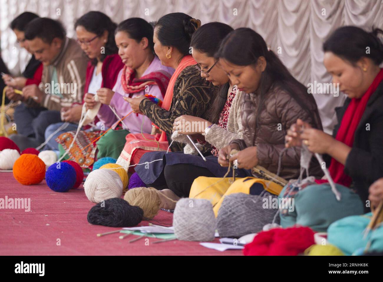 161126) -- KATHMANDU, Nov. 25, 2016 -- Women knit woolen