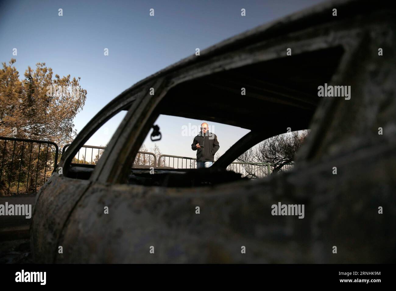 (161125) -- HAIFA (ISRAEL), Nov. 25, 2016 -- A man looks at fire damaged cars in Haifa, Israel, on Nov. 25, 2016. Fires on Thursday forced a widespread evacuation in Haifa, as foreign countries sent in firefighting planes to help put out a three-day wave of forest fires throughout Israel. /Daniel Bar) ISRAEL-HAIFA-FIRE JINI PUBLICATIONxNOTxINxCHN   Haifa Israel Nov 25 2016 a Man Looks AT Fire damaged Cars in Haifa Israel ON Nov 25 2016 Fires ON Thursday Forced a Widespread Evacuation in Haifa As Foreign Countries Sent in firefighting Plan to Help Put out a Three Day Wave of Forest Fires throug Stock Photo