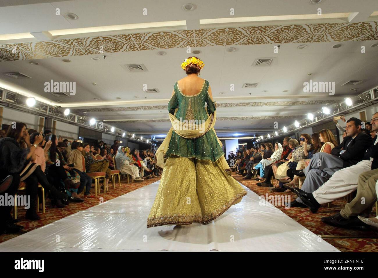 peshawar dress designer A fashion show peshawar hi-res stock photography and images