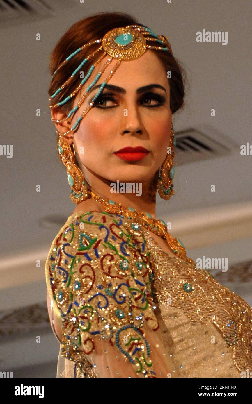 peshawar dress designer A fashion show peshawar hi-res stock photography and images