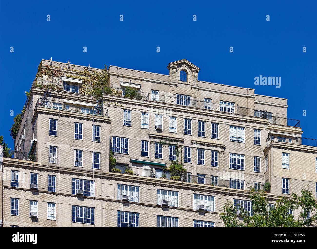 Upper West Side: Emery Roth designed 275 Central Park West in neo ...